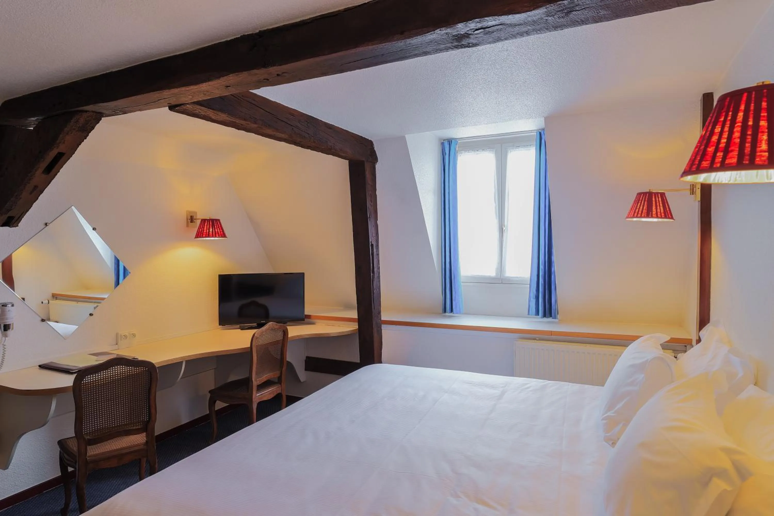 Bedroom, Bed in Hôtel Les Trois Luppars