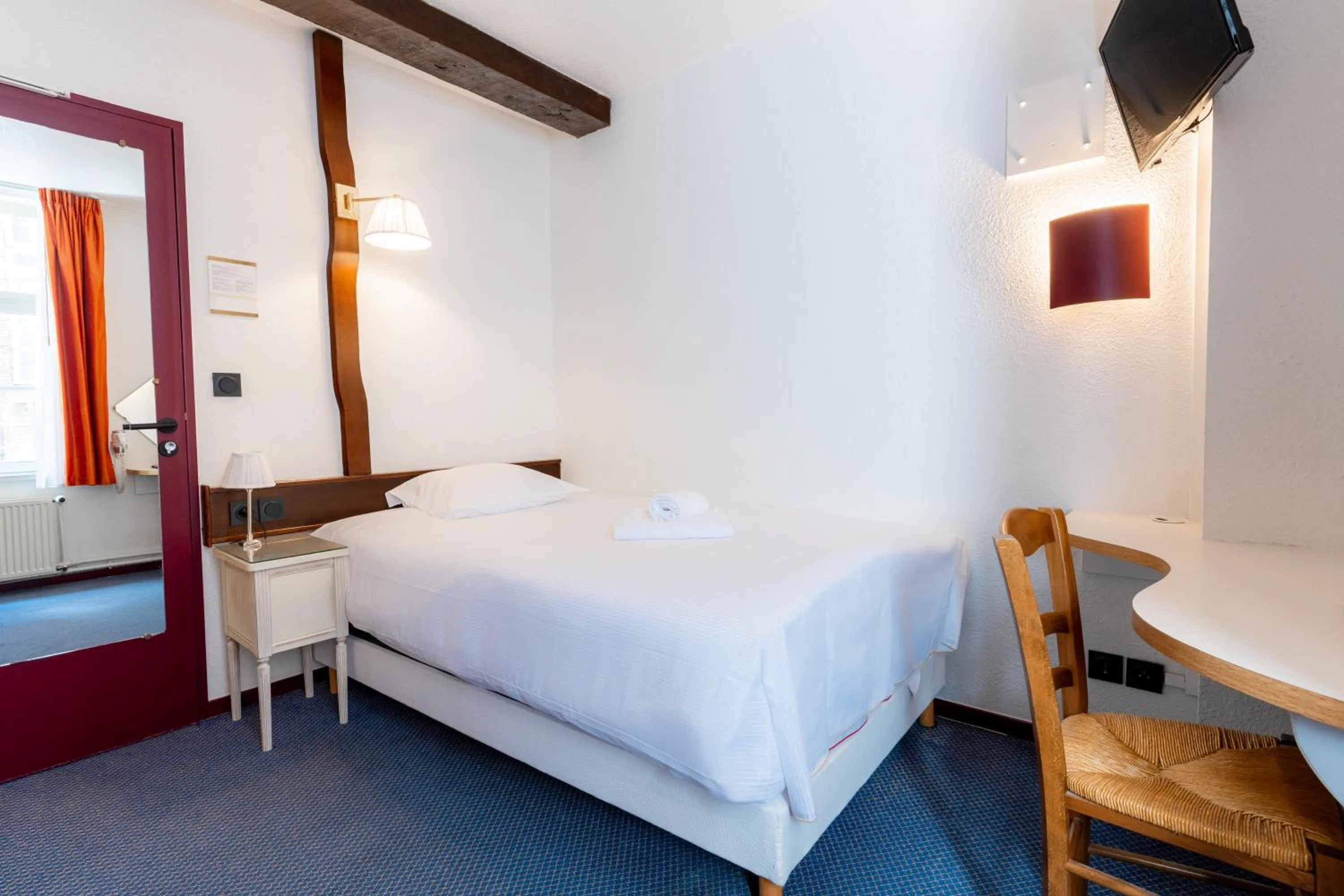 Bedroom, Bed in Hôtel Les Trois Luppars