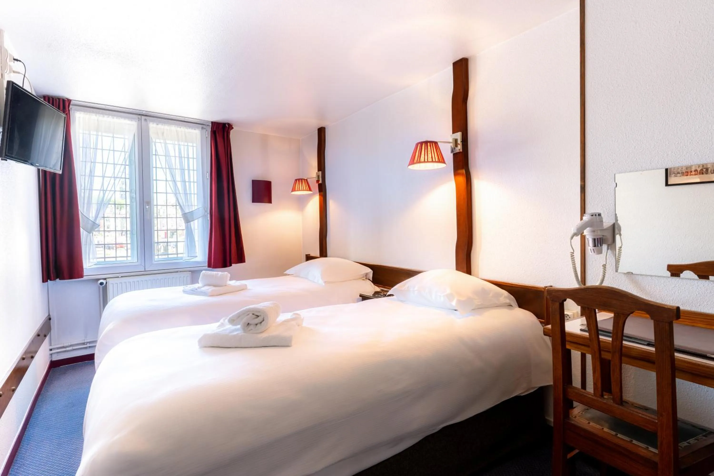 Bedroom, Bed in Hôtel Les Trois Luppars