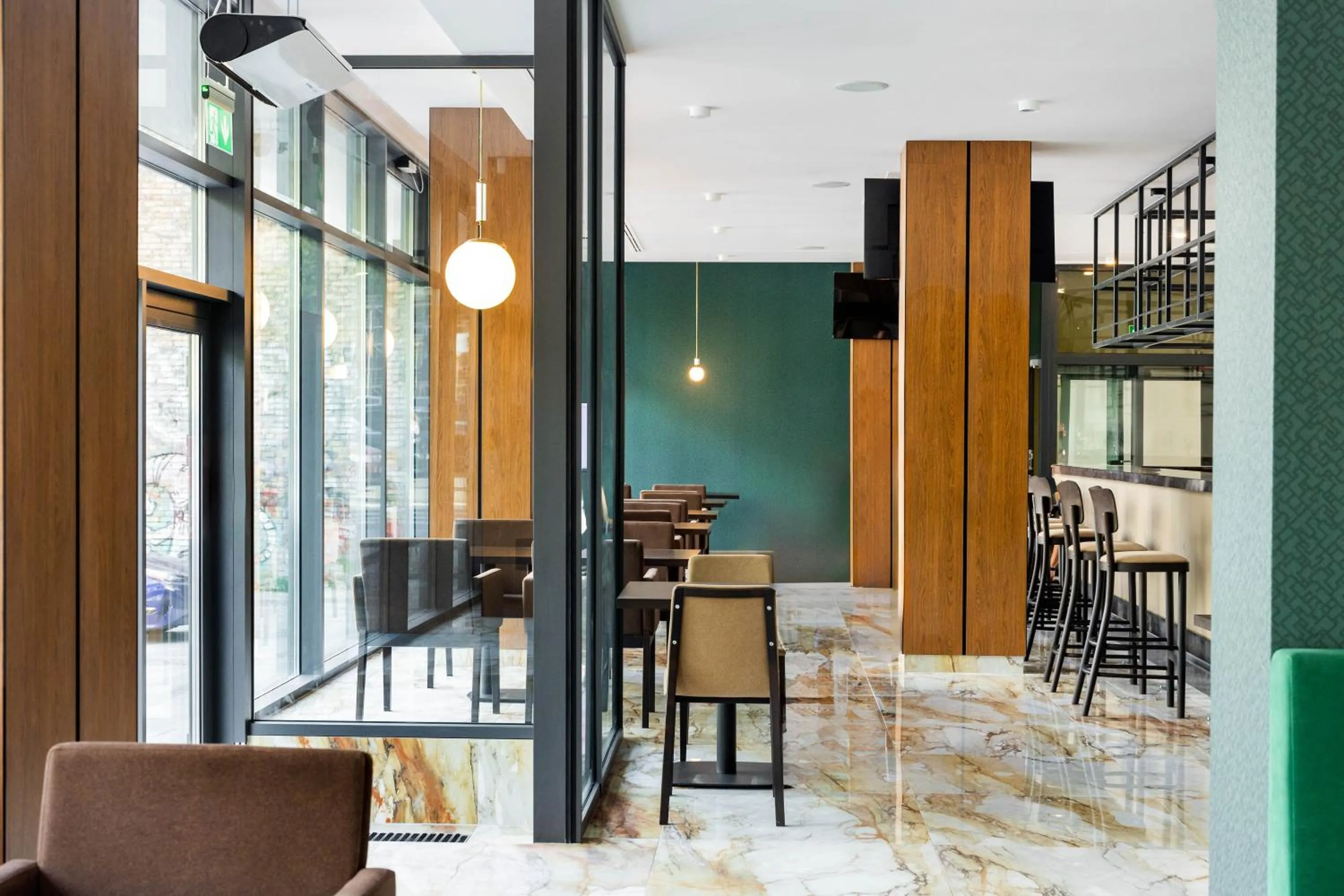 Restaurant/places to eat in Hotel Opera