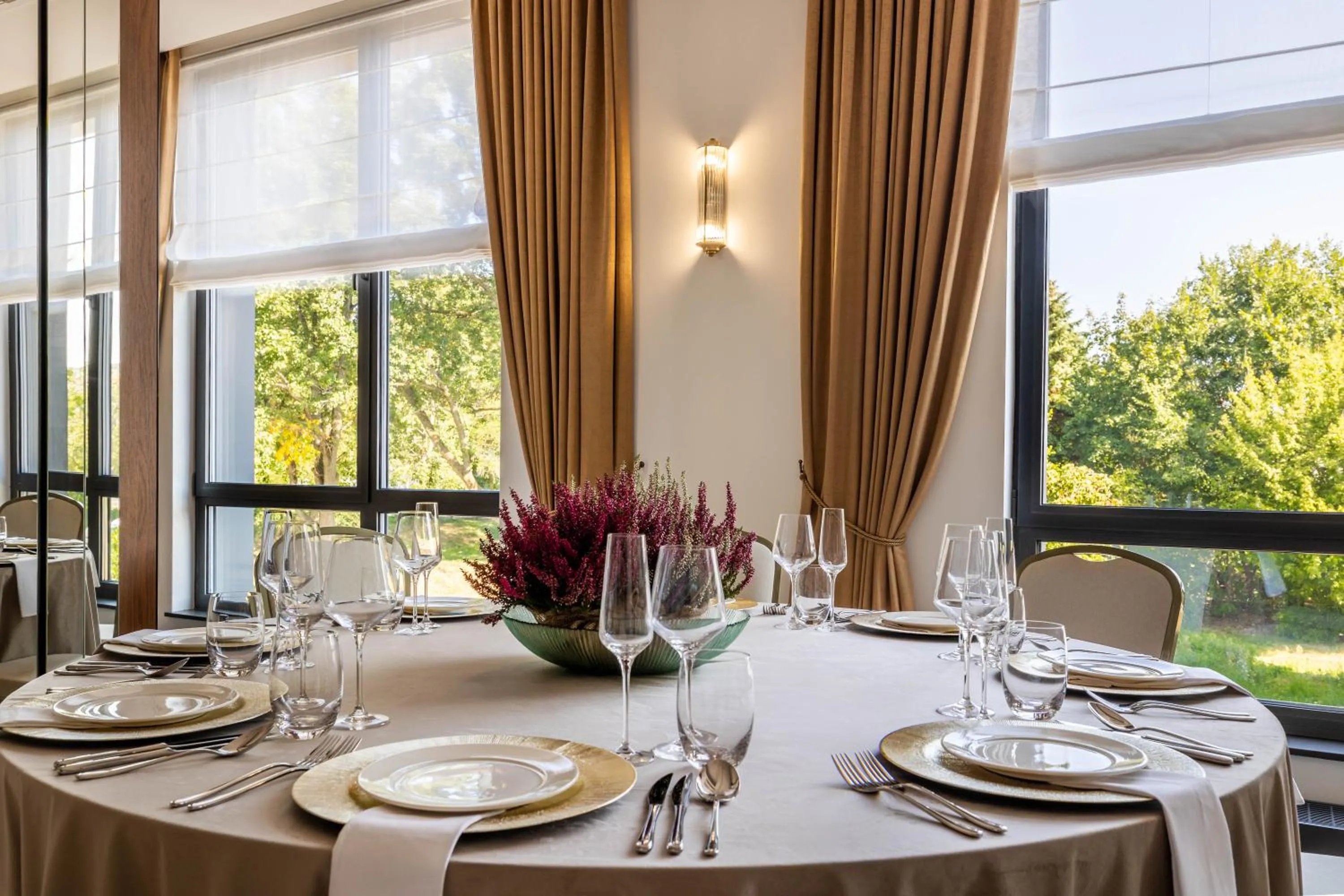 Restaurant/places to eat in Hotel Opera