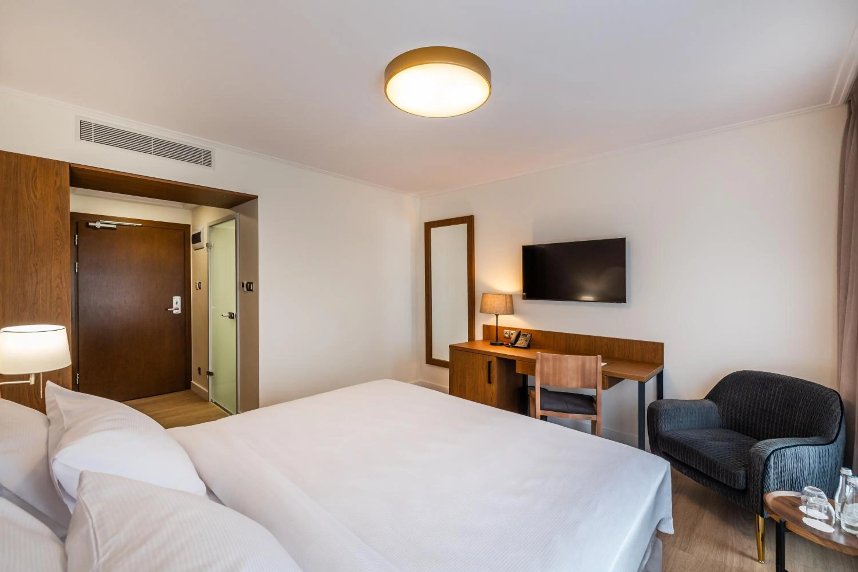 Photo of the whole room, Bed in Hotel Opera