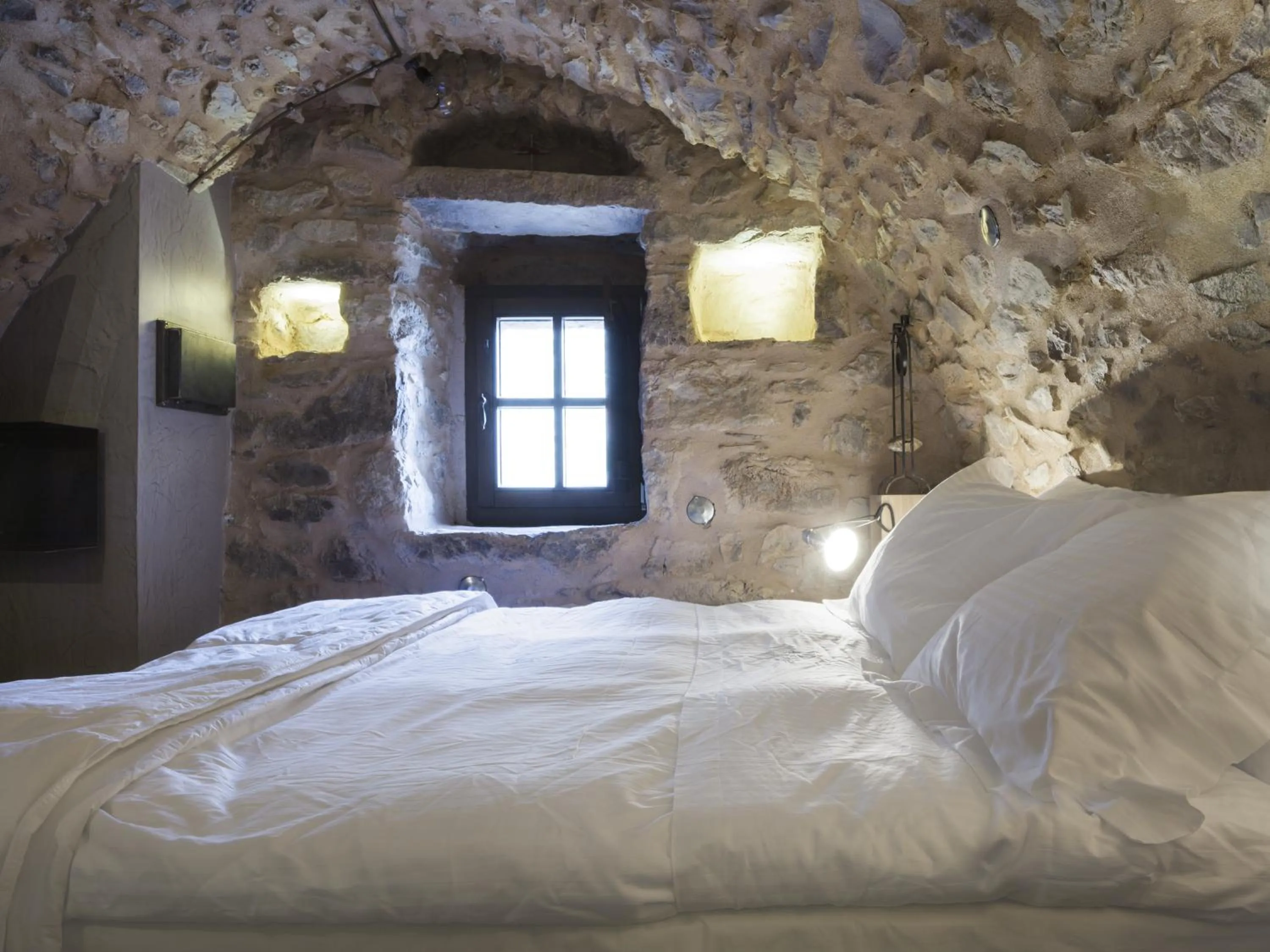 Bedroom, Bed in Tainaron Blue Retreat