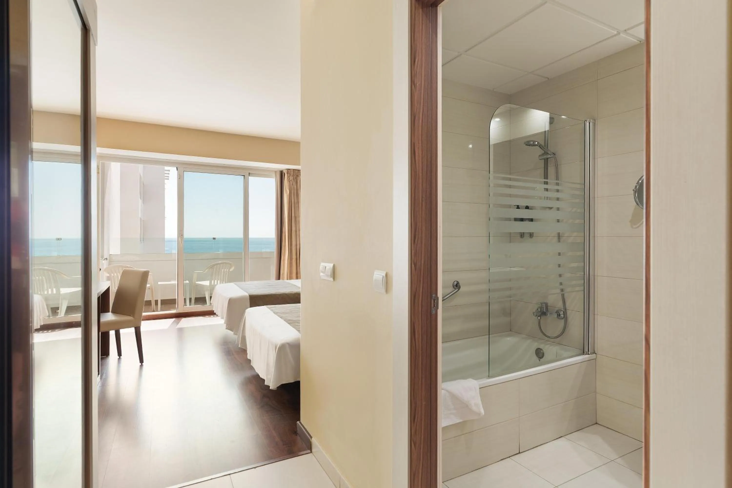 Bathroom, Bed in Hotel Best Indalo