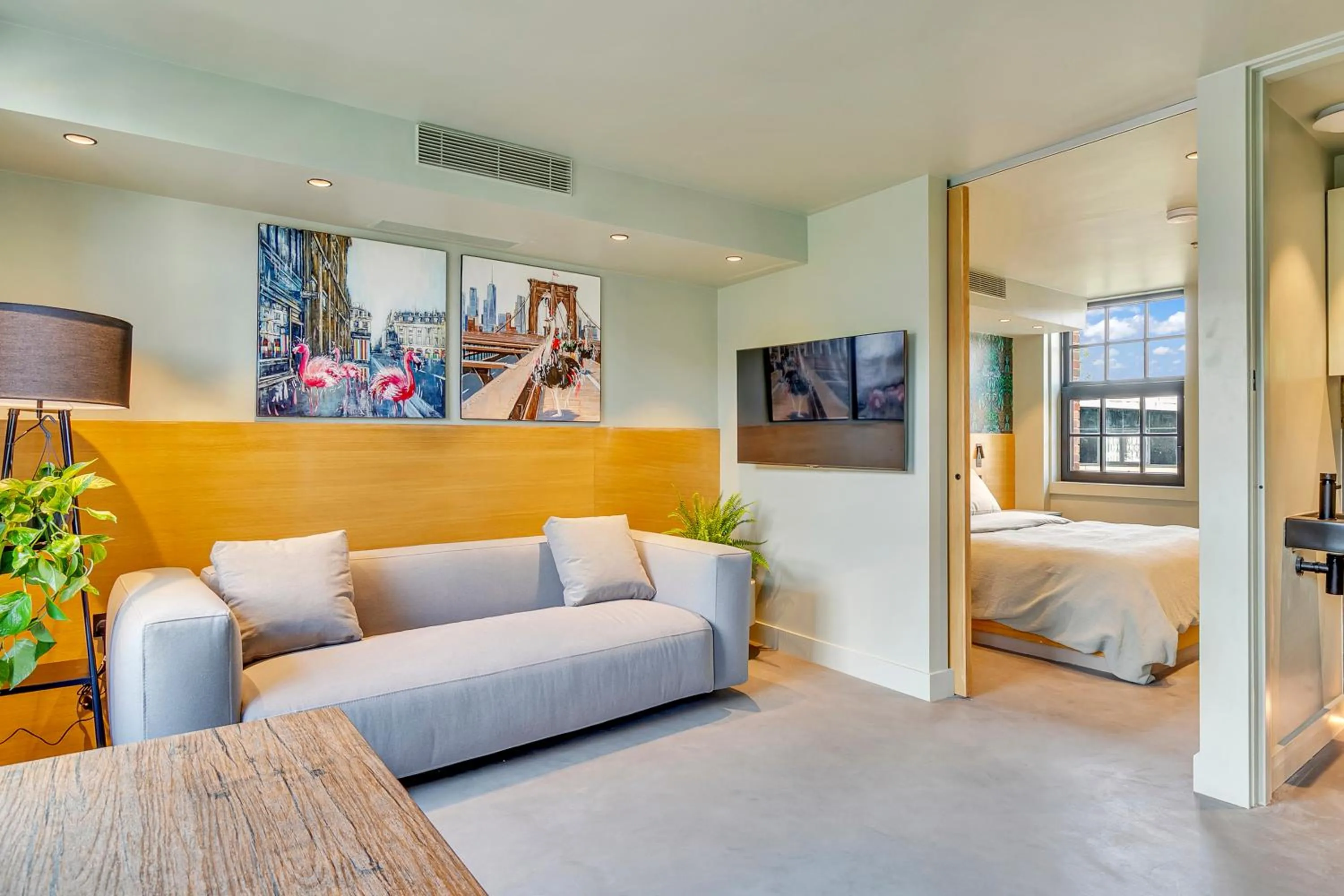 Photo of the whole room, Bed in Kings House Apartments