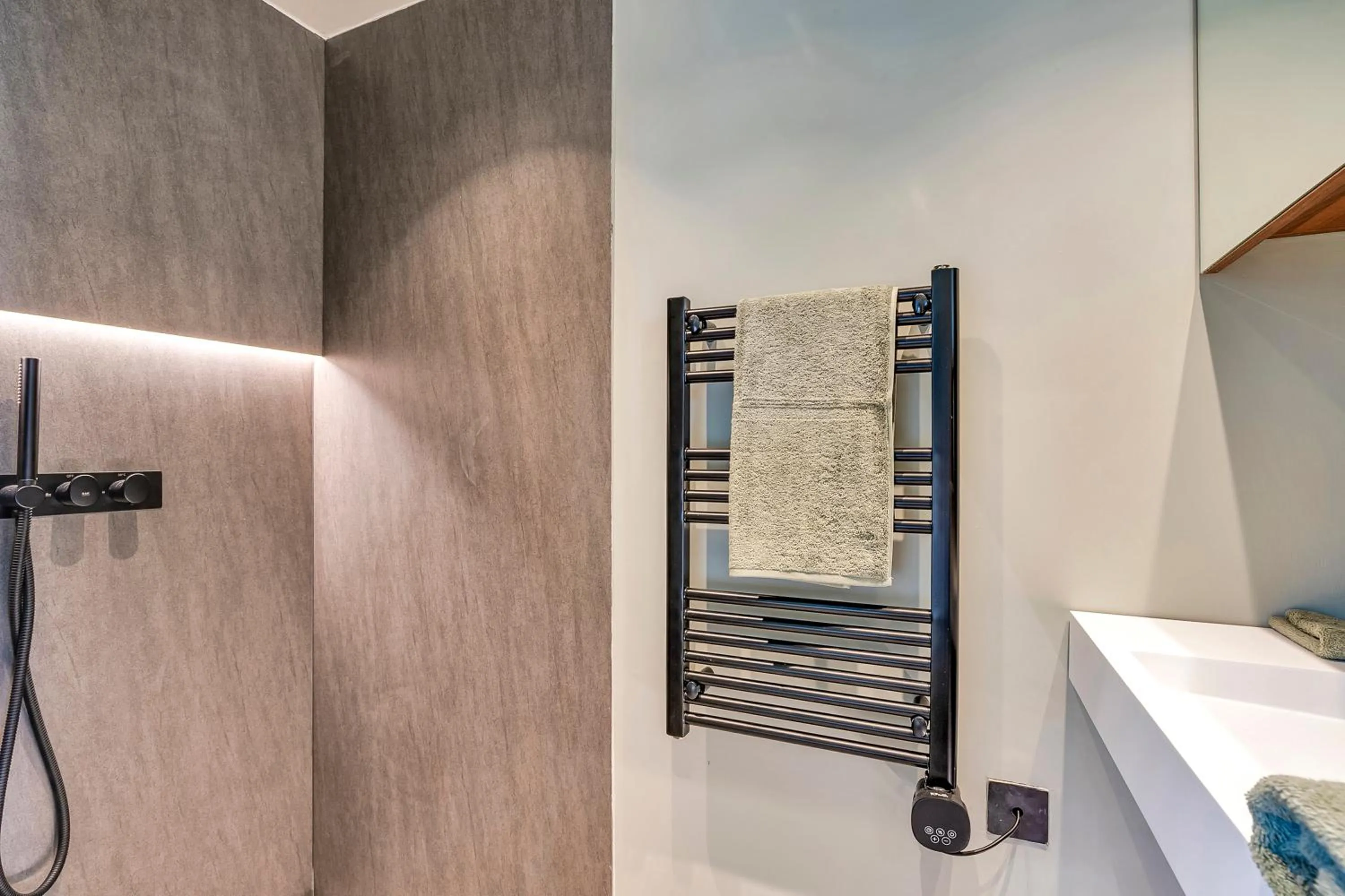 Bathroom in Kings House Apartments