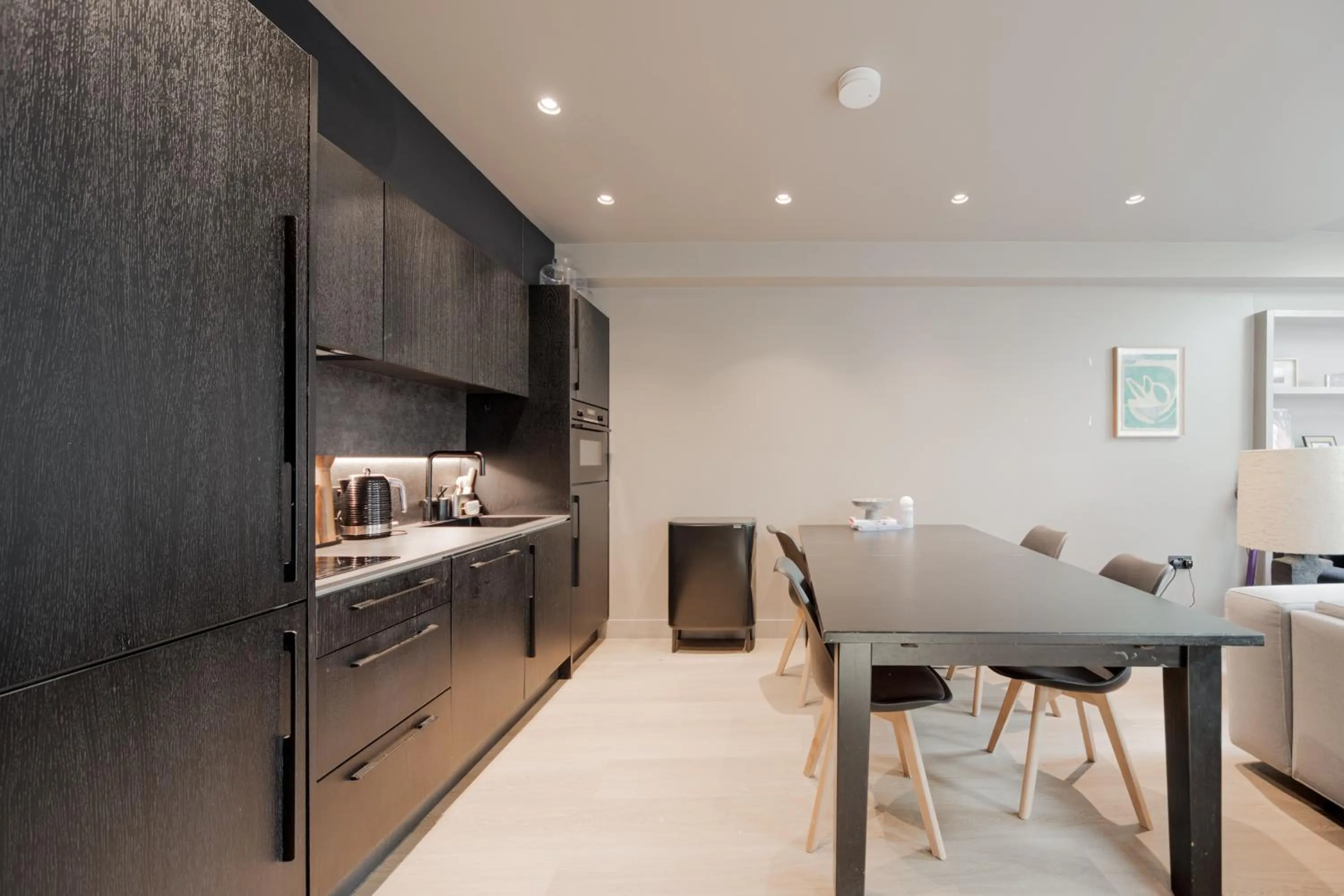 Kitchen or kitchenette in Kings House Apartments