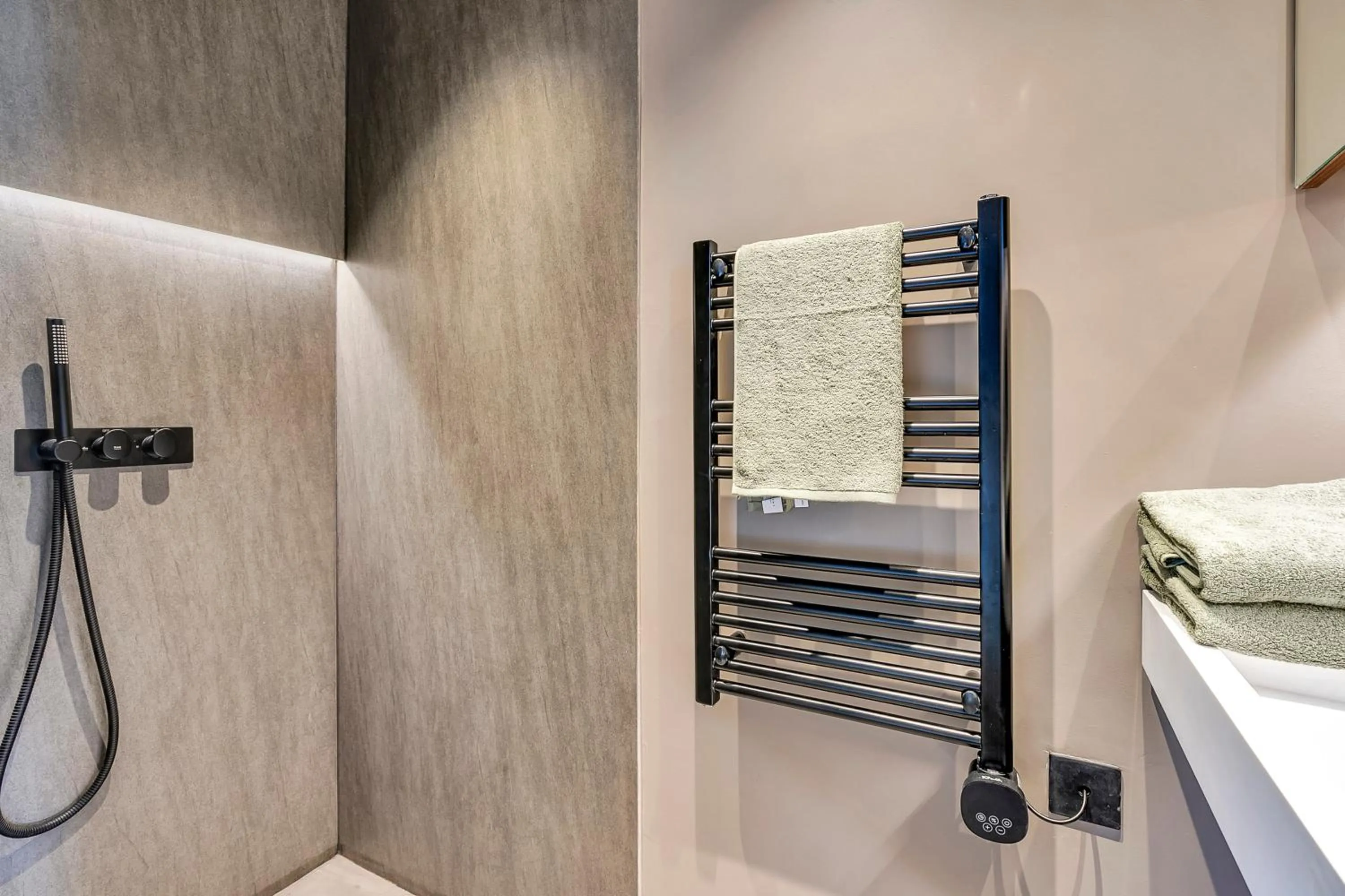 Bathroom, Bed in Kings House Apartments