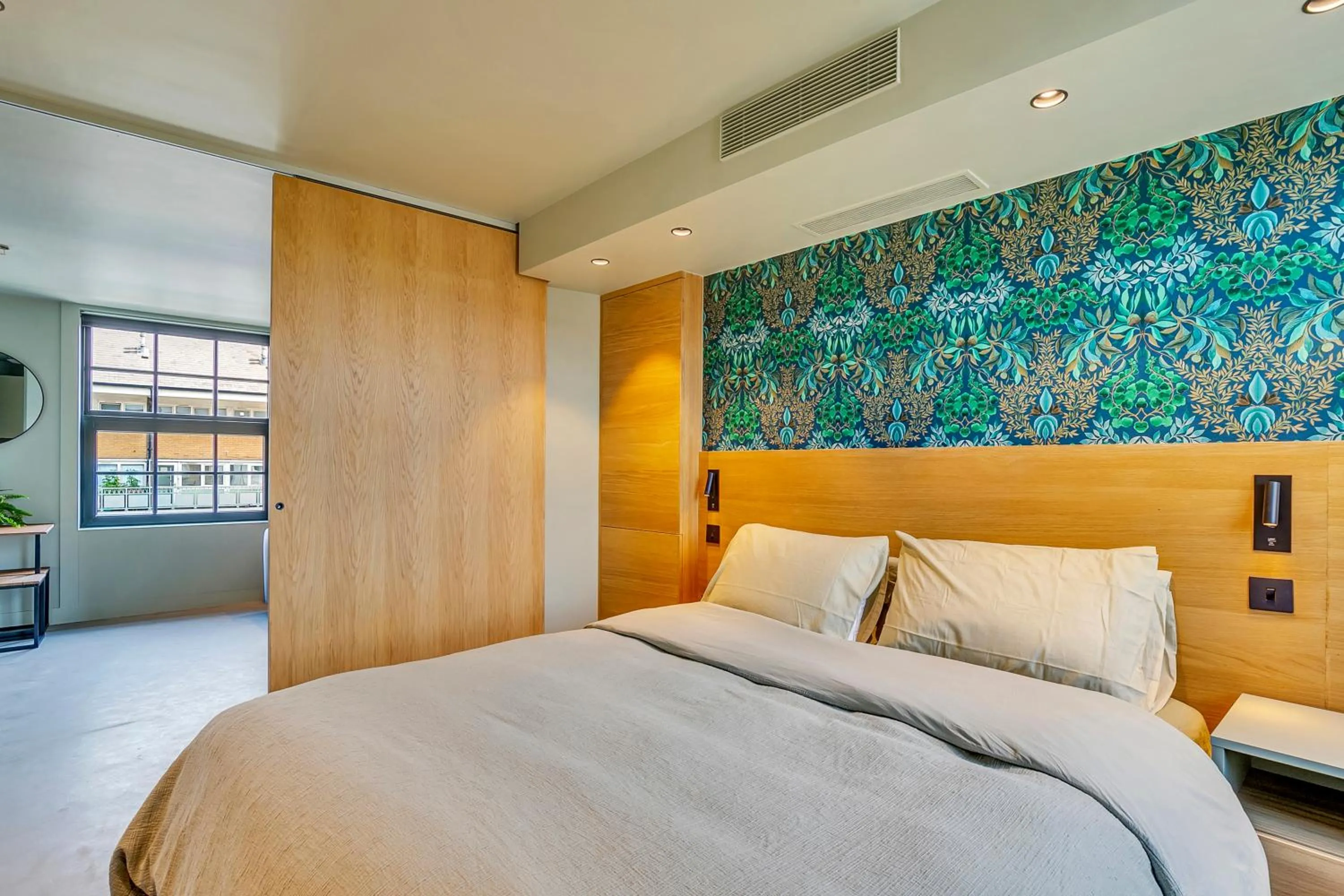 Bedroom, Bed in Kings House Apartments