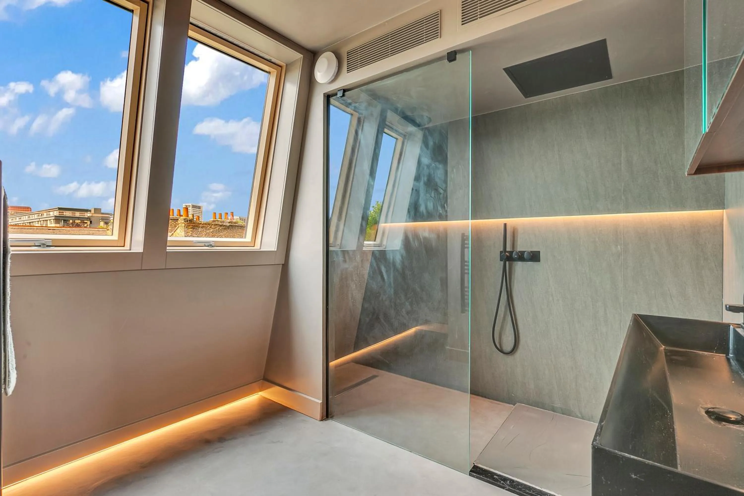 Shower in Kings House Apartments