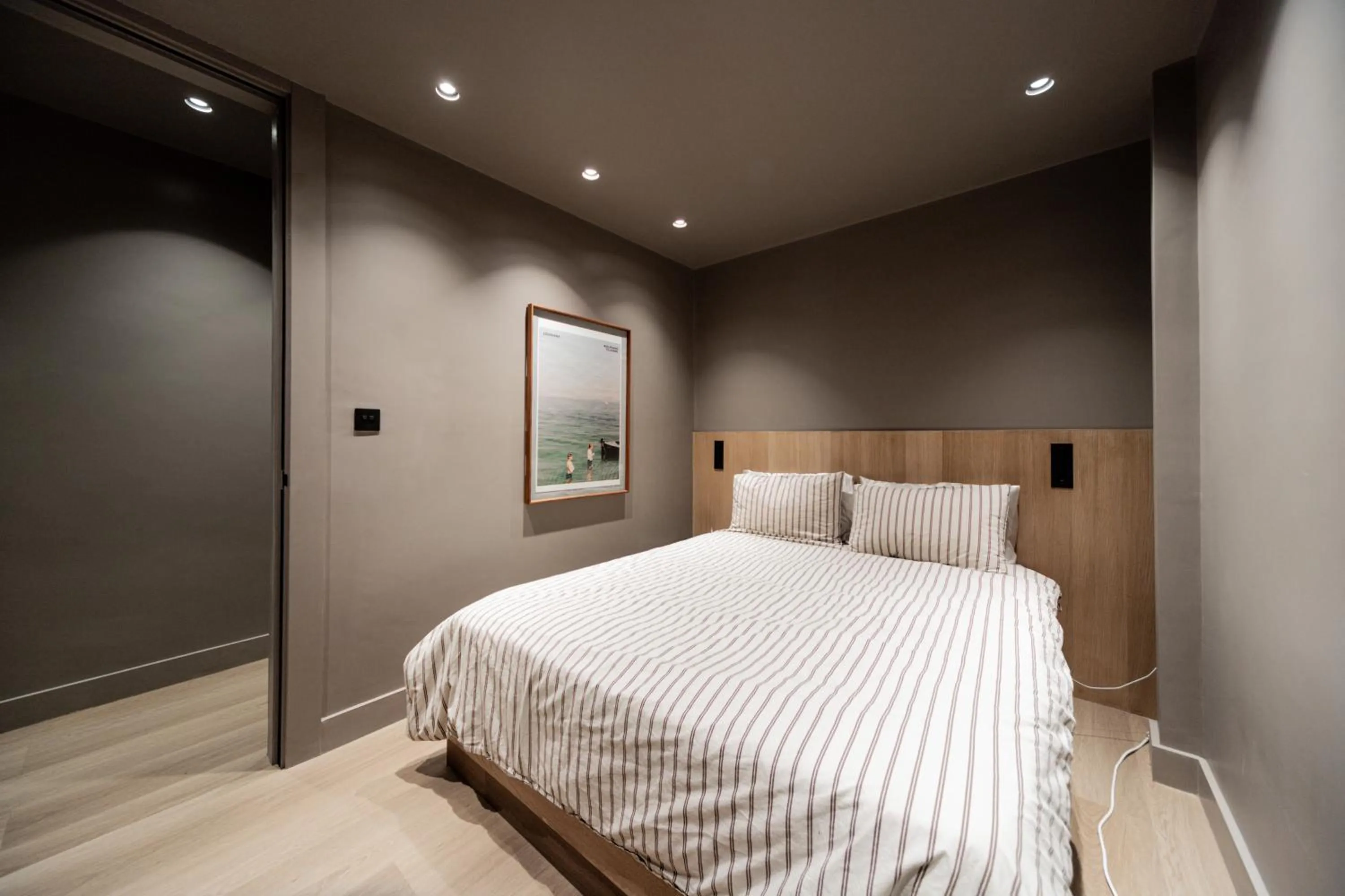 Bed in Kings House Apartments