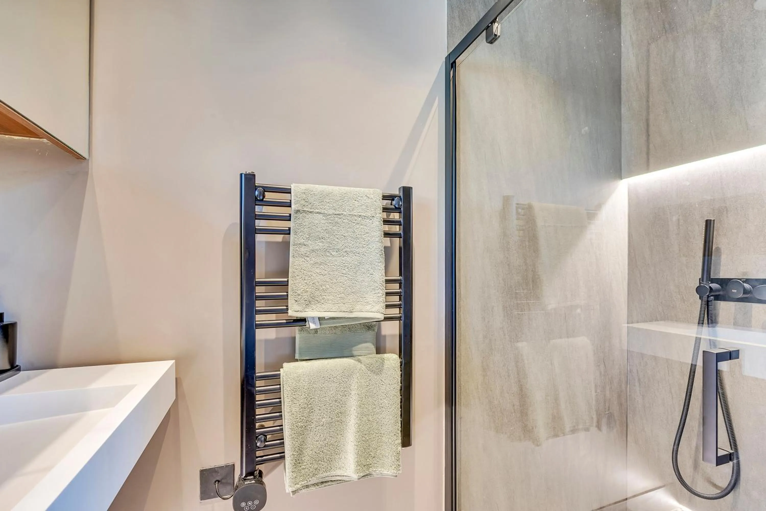 Bathroom in Kings House Apartments