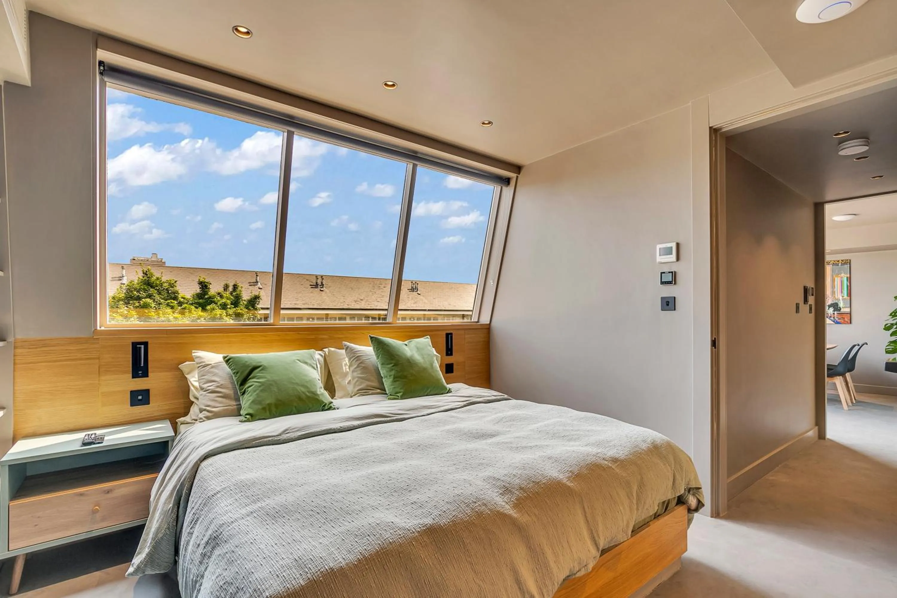 Bedroom, Bed in Kings House Apartments