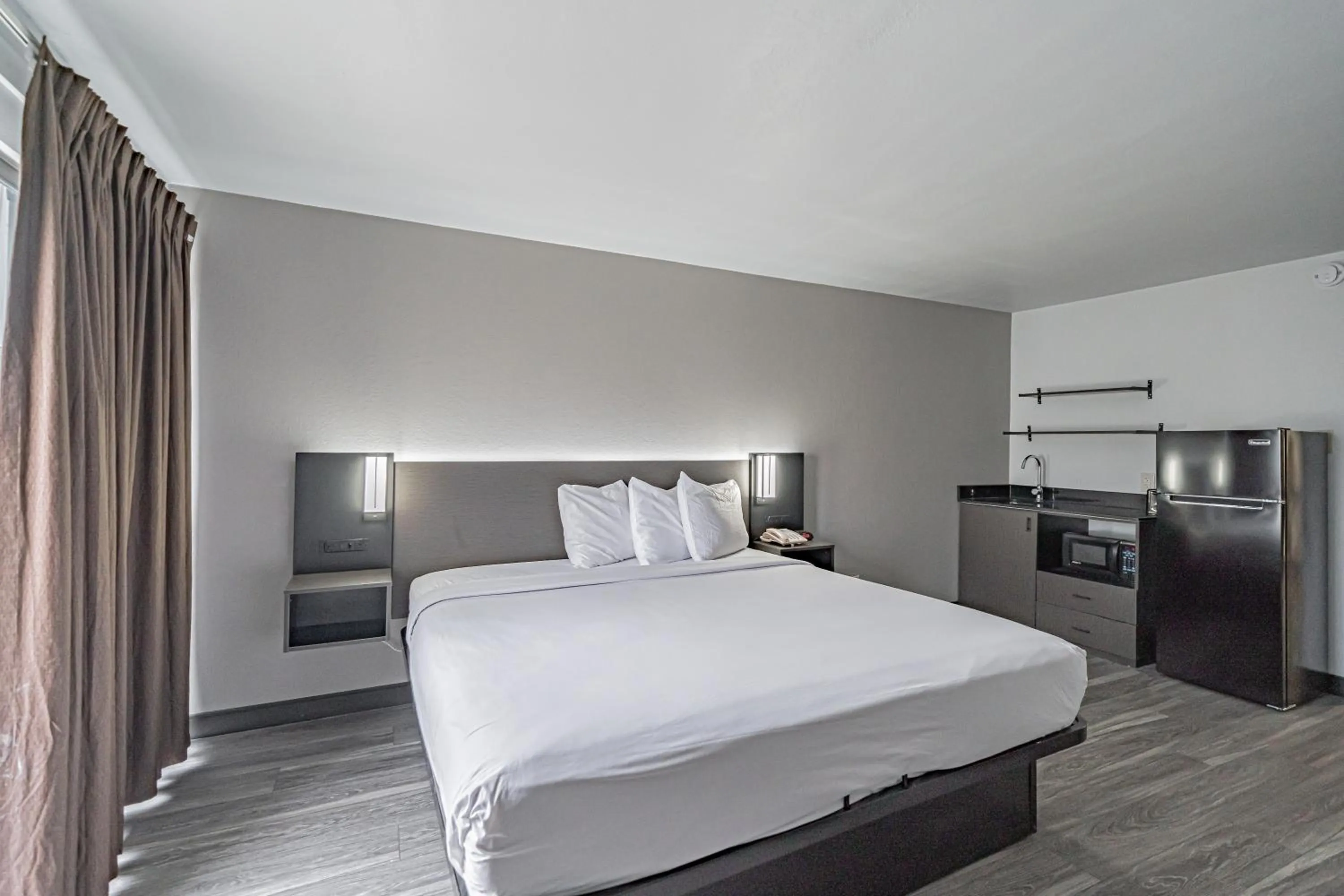 Bed in Studio 6 Pocatello, ID