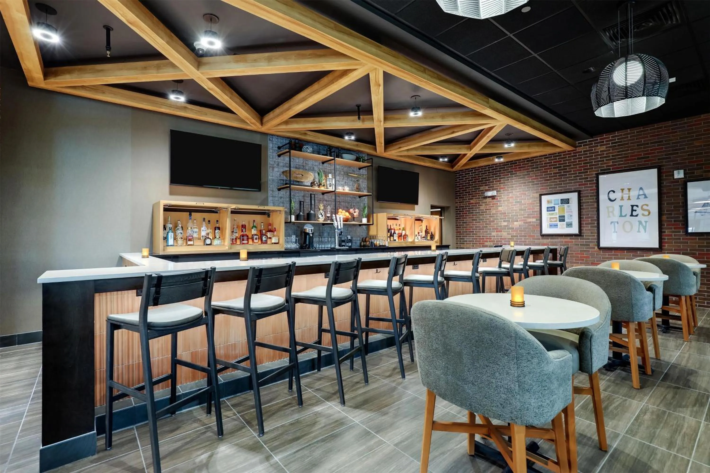 Lounge or bar in Drury Plaza Hotel North Charleston