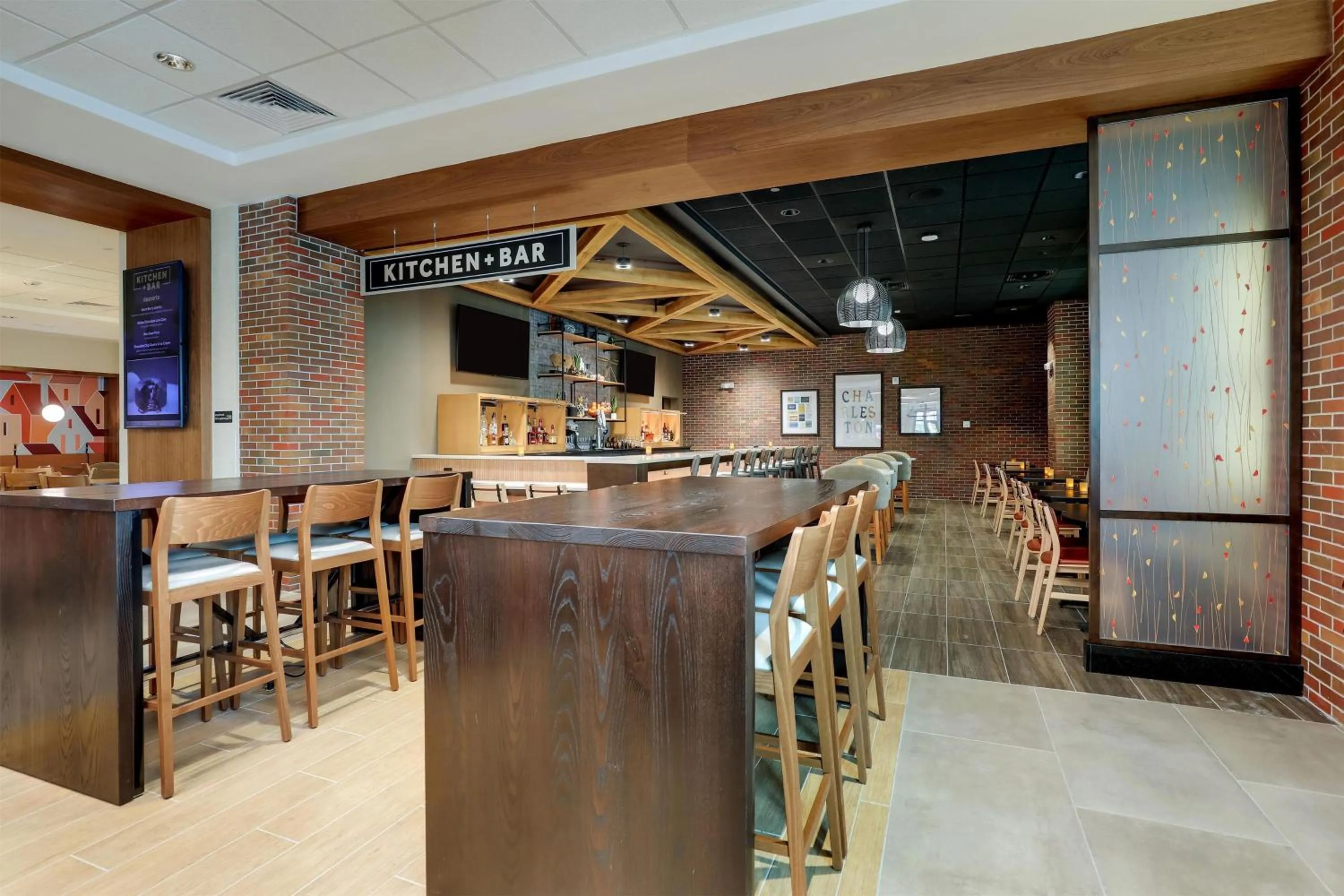 Lounge or bar in Drury Plaza Hotel North Charleston