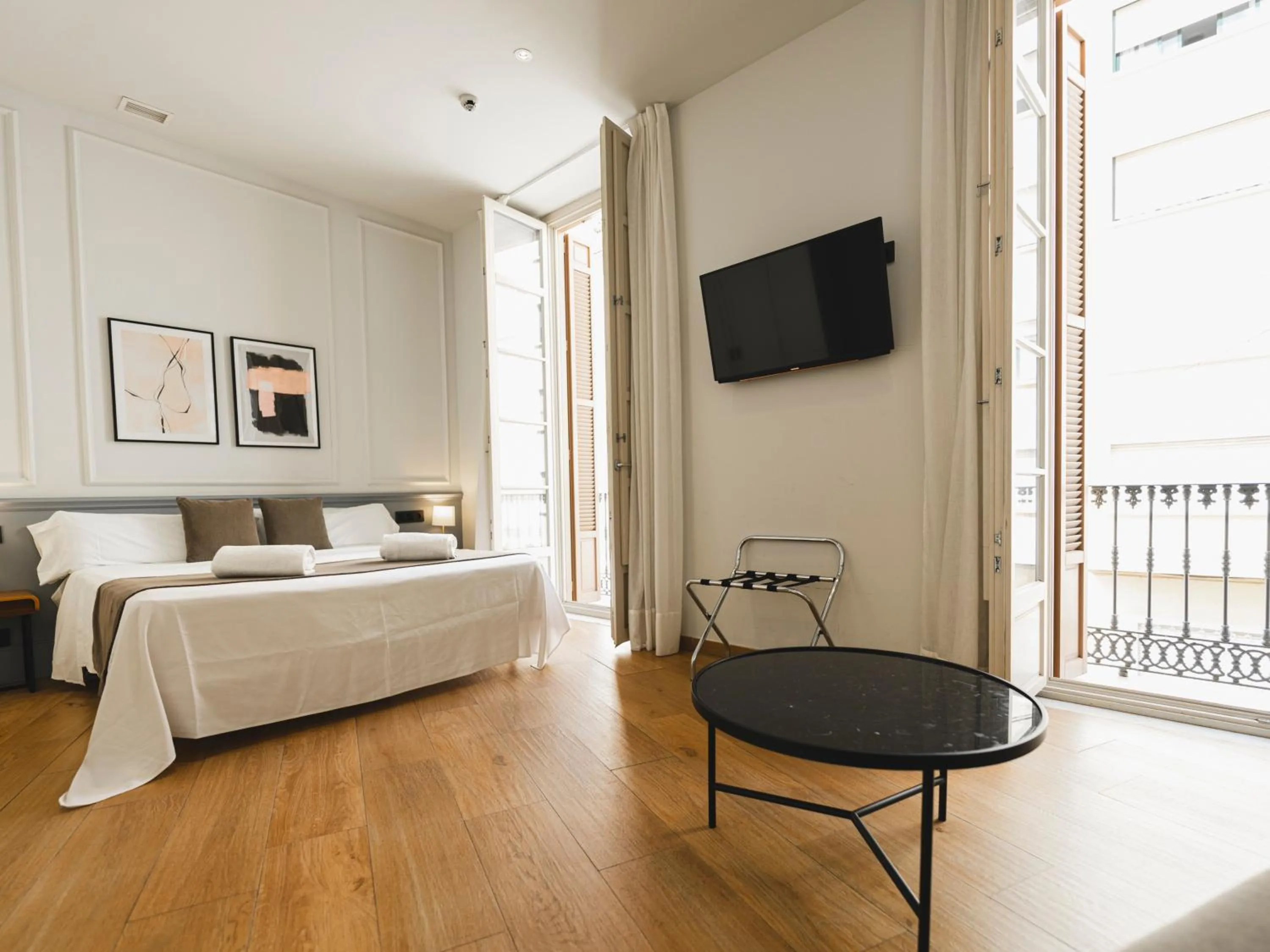 TV and multimedia, Bed in Alcazaba Premium Hotel