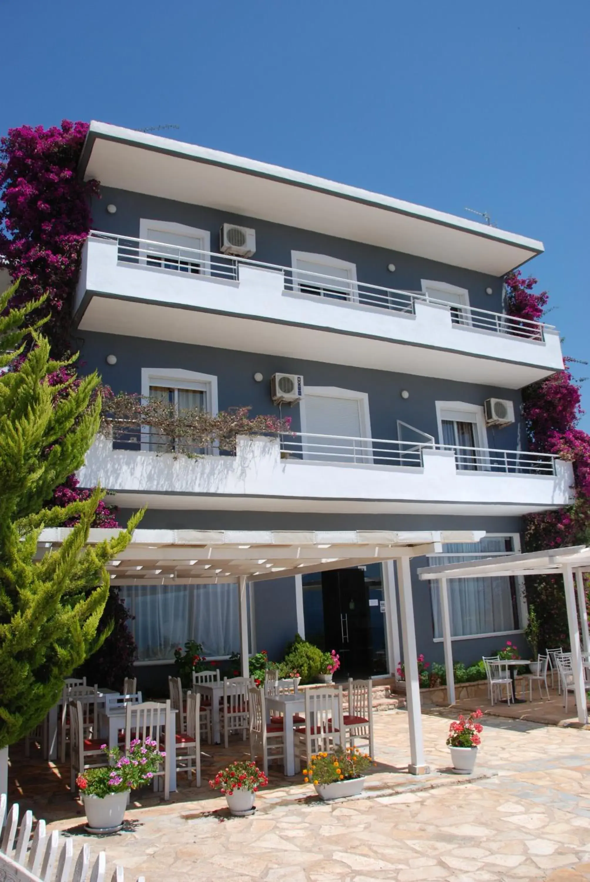 Facade/entrance in Villa Doka Facade/entrance in Villa Doka