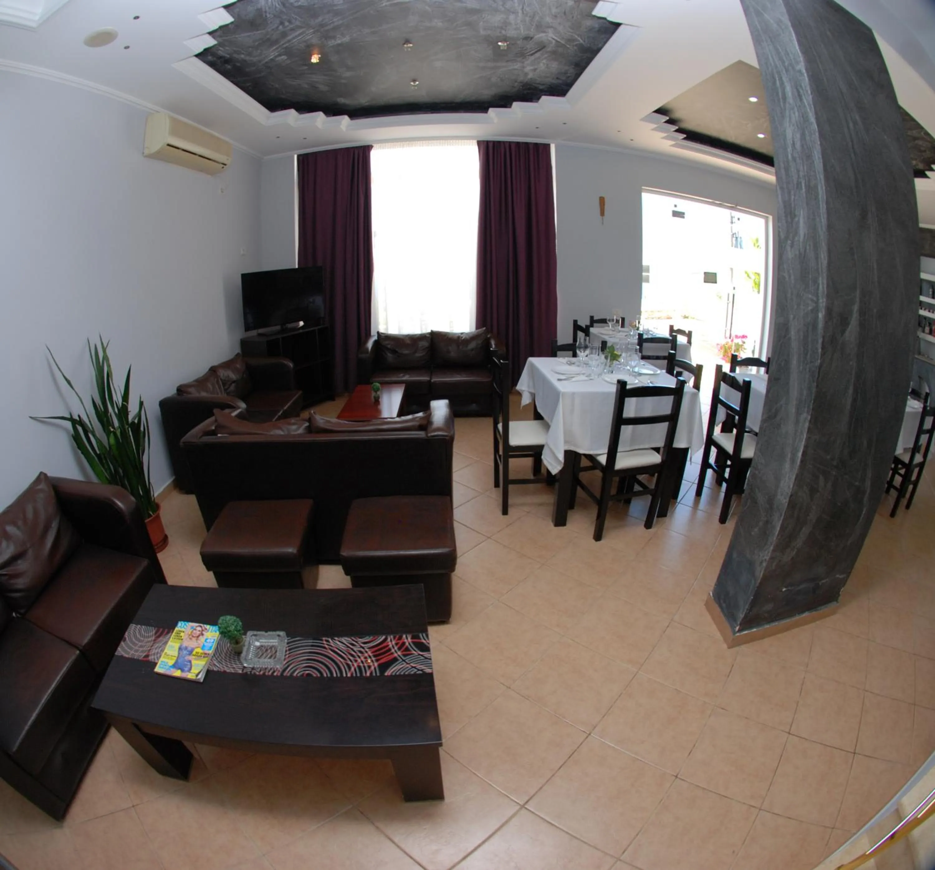 Restaurant/places to eat in Villa Doka