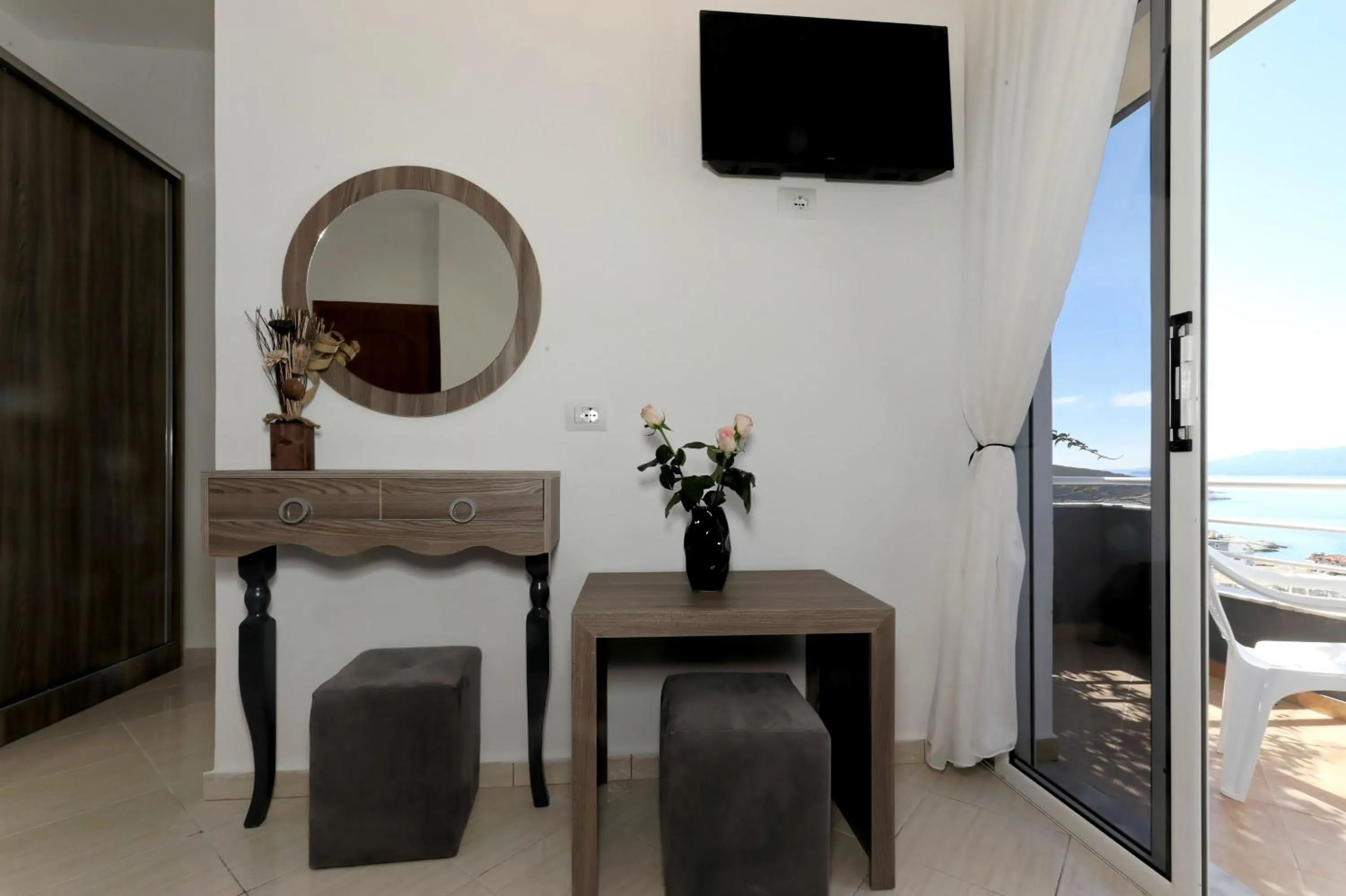 Communal lounge/ TV room in Villa Doka