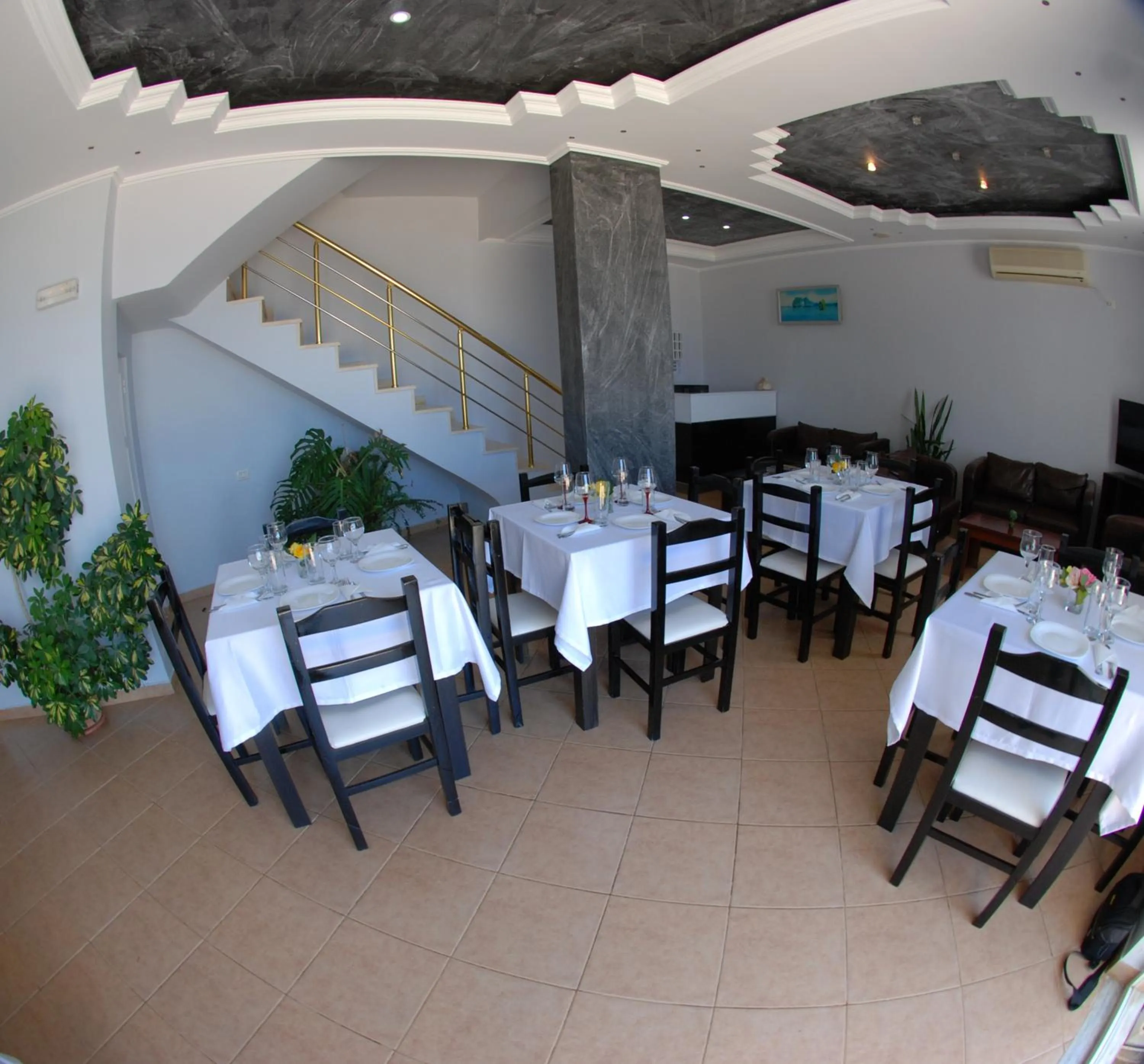Restaurant/places to eat in Villa Doka