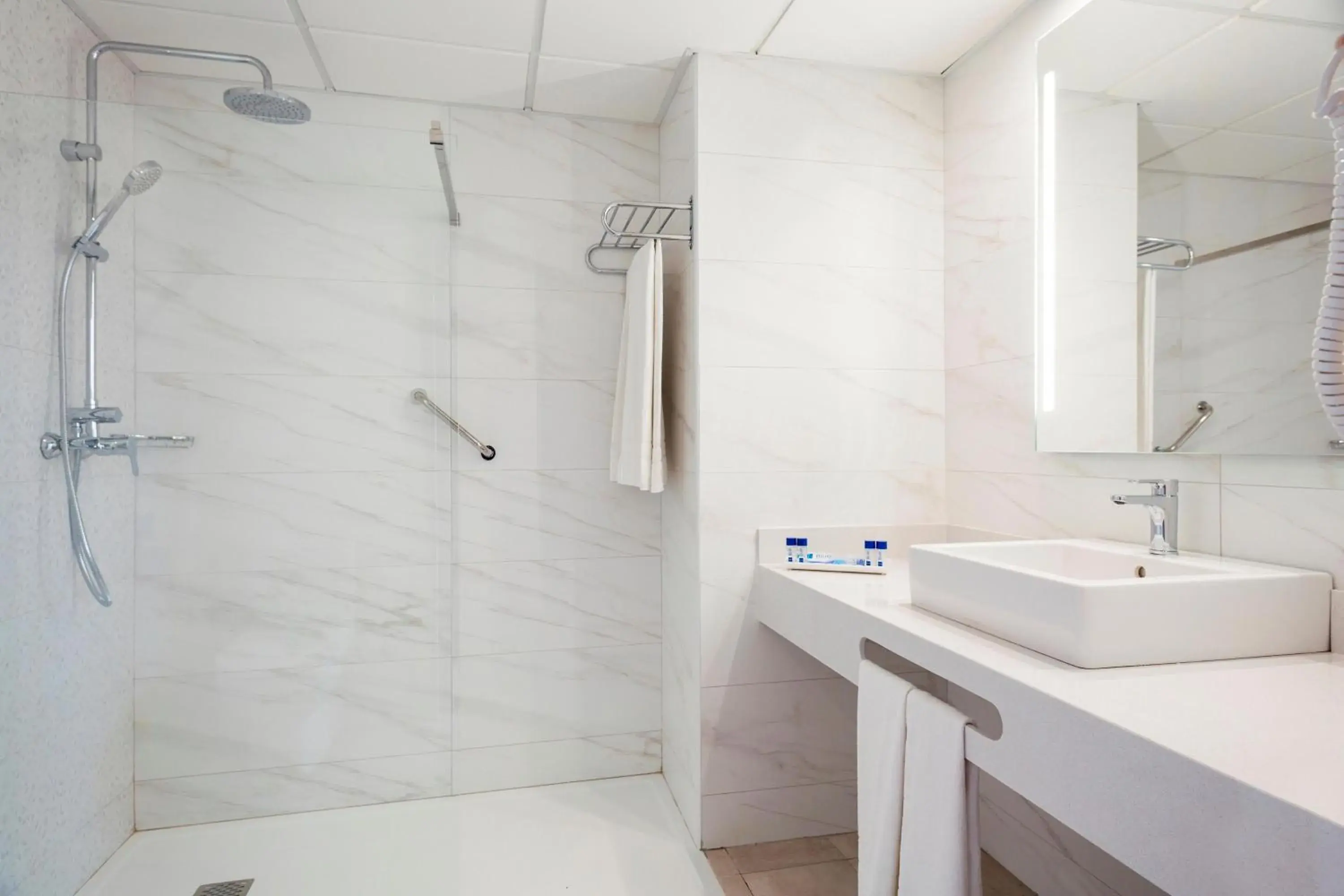 Bathroom in Hotel Best Negresco Bathroom in Hotel Best Negresco