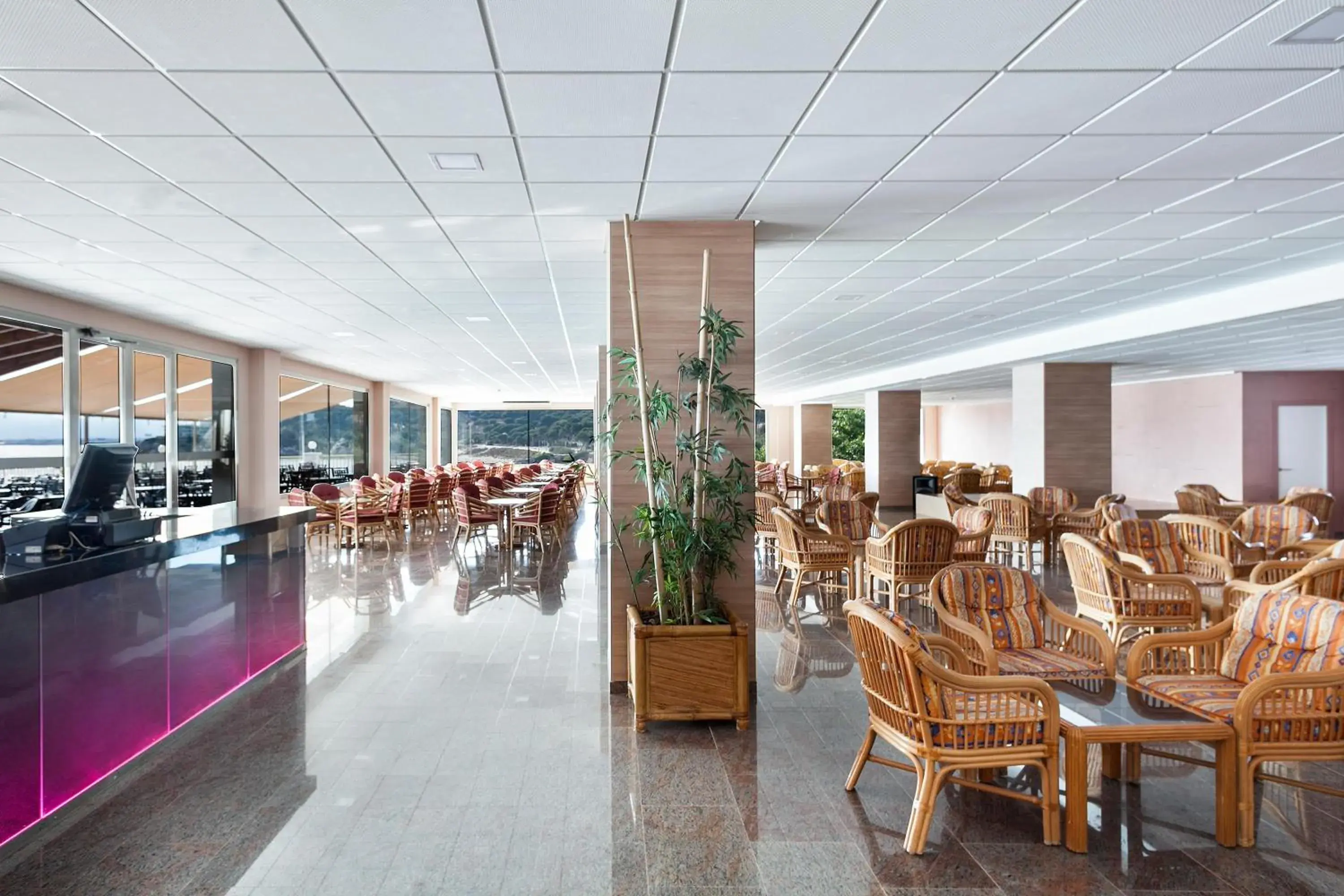 Lounge or bar in Hotel Best Negresco Lounge or bar in Hotel Best Negresco