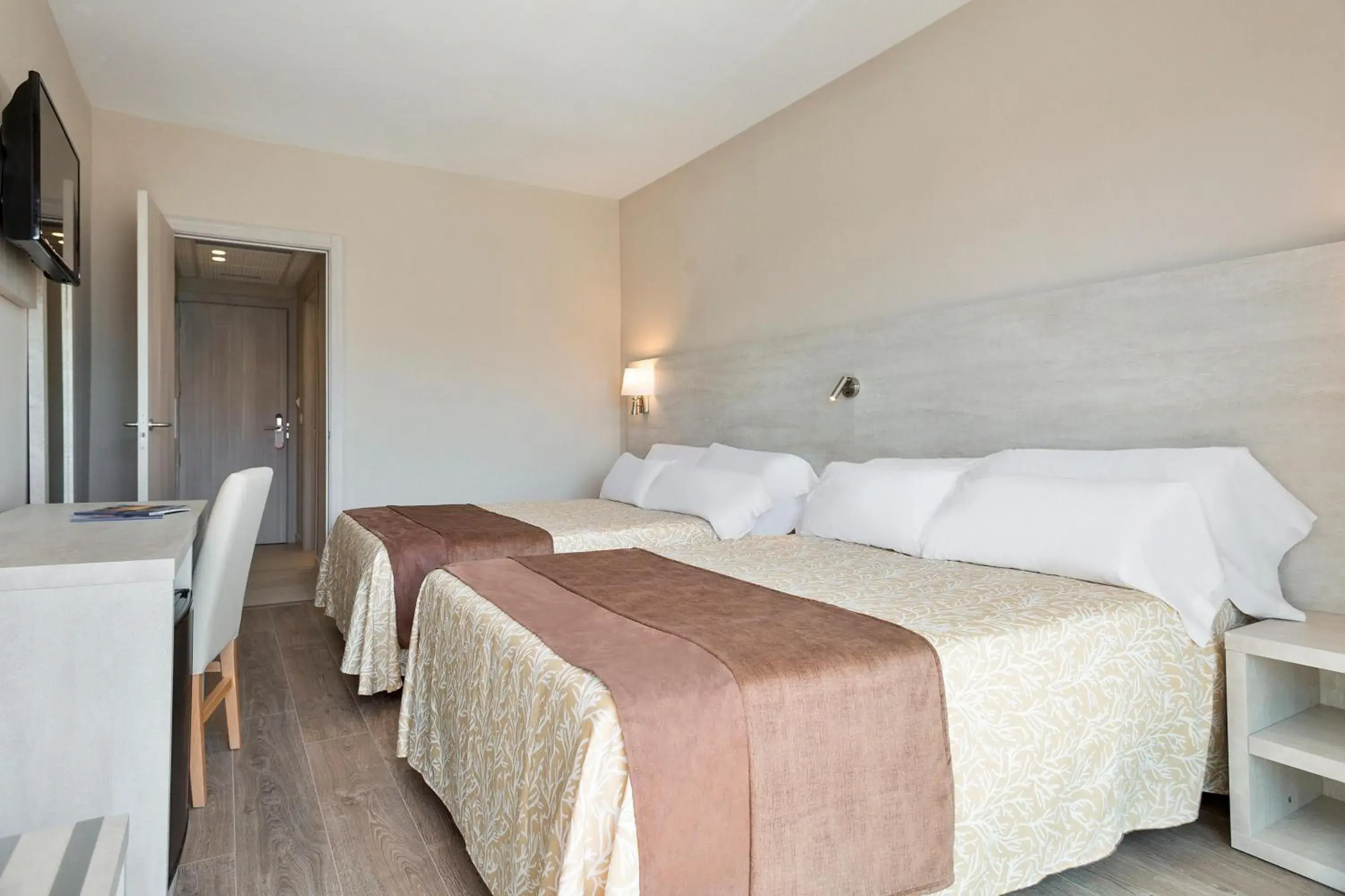 Photo of the whole room, Bed in Hotel Best Negresco Photo of the whole room, Bed in Hotel Best Negresco