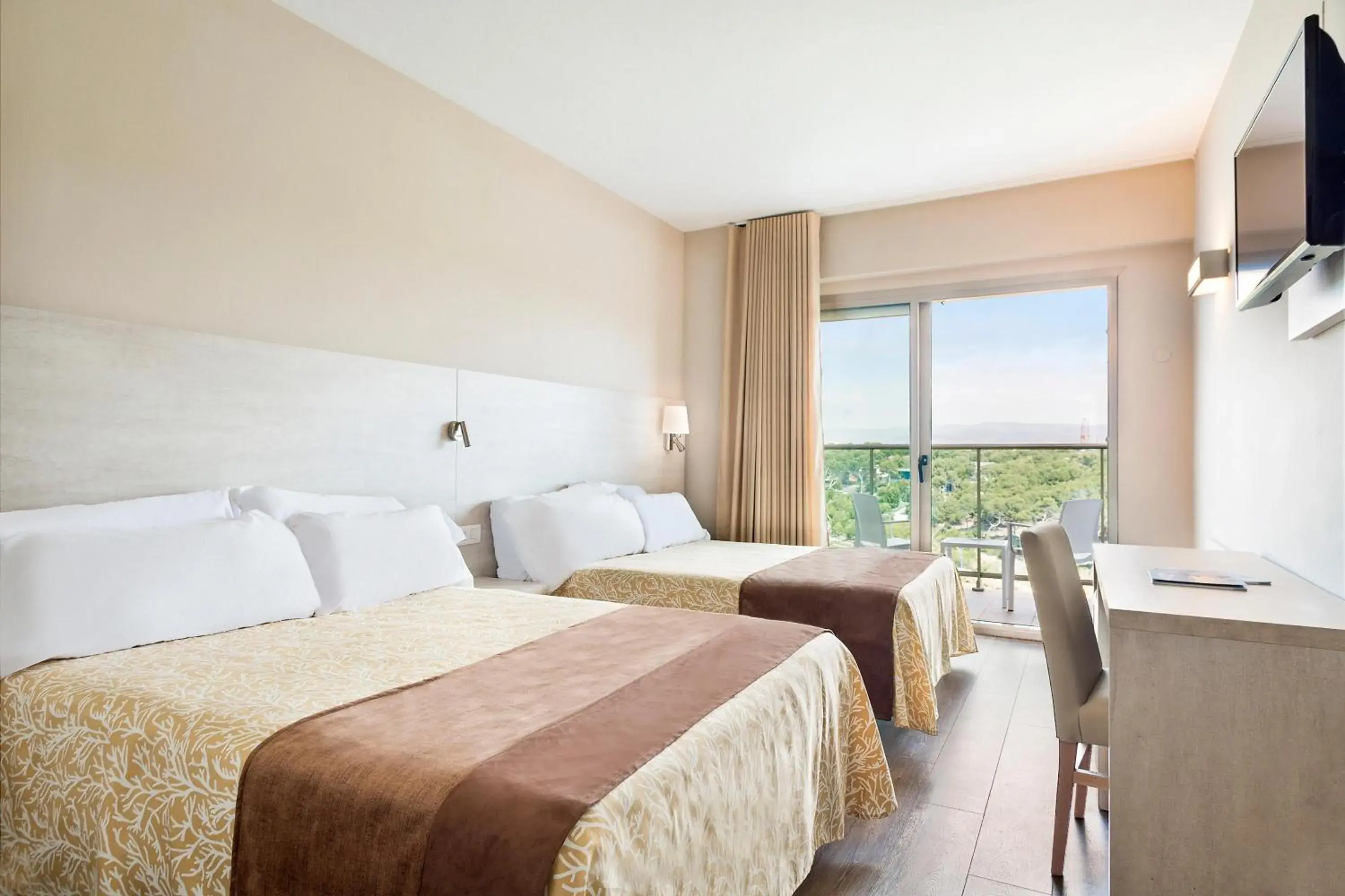 Photo of the whole room, Bed in Hotel Best Negresco Photo of the whole room, Bed in Hotel Best Negresco