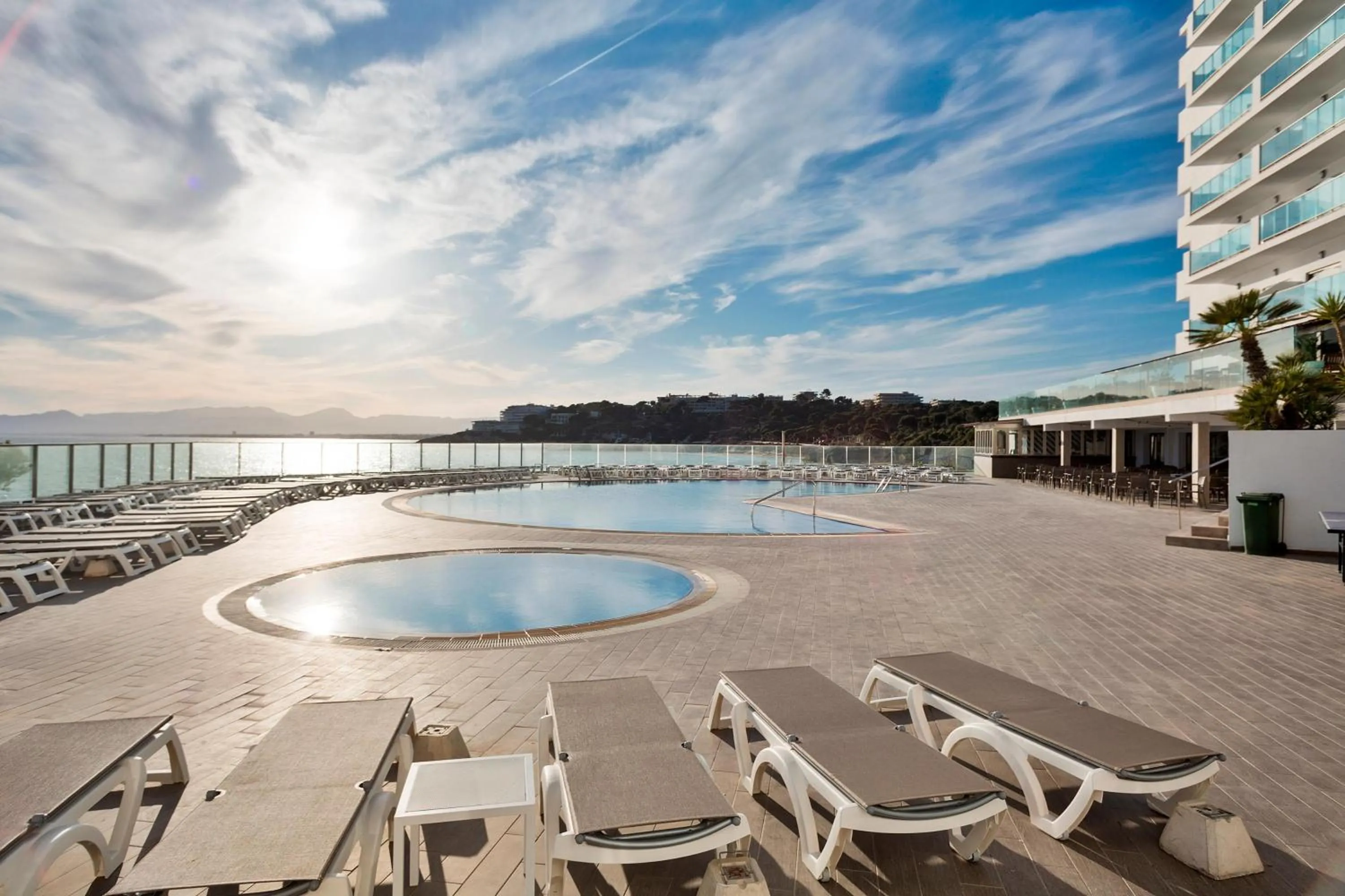 Swimming pool in Hotel Best Negresco