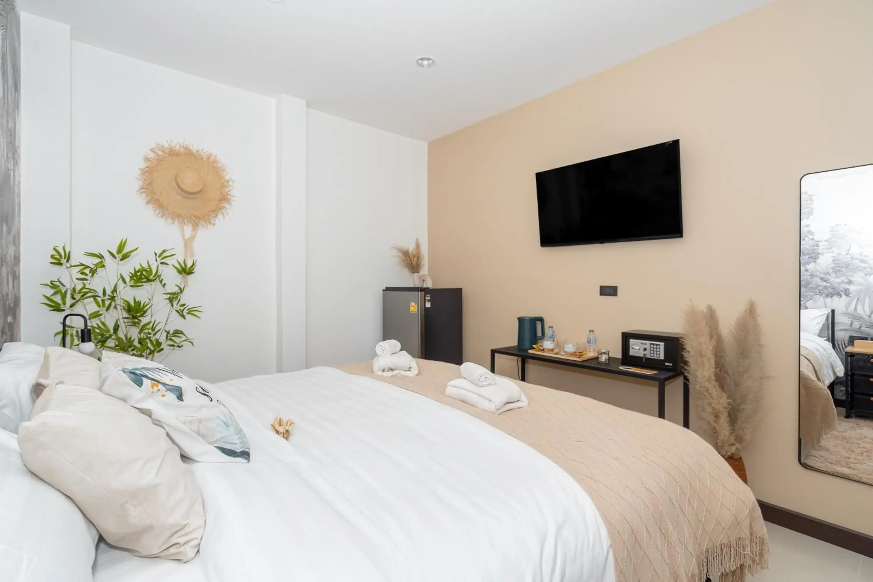 Photo of the whole room, Bed in Mitsu Guesthouse Photo of the whole room, Bed in Mitsu Guesthouse