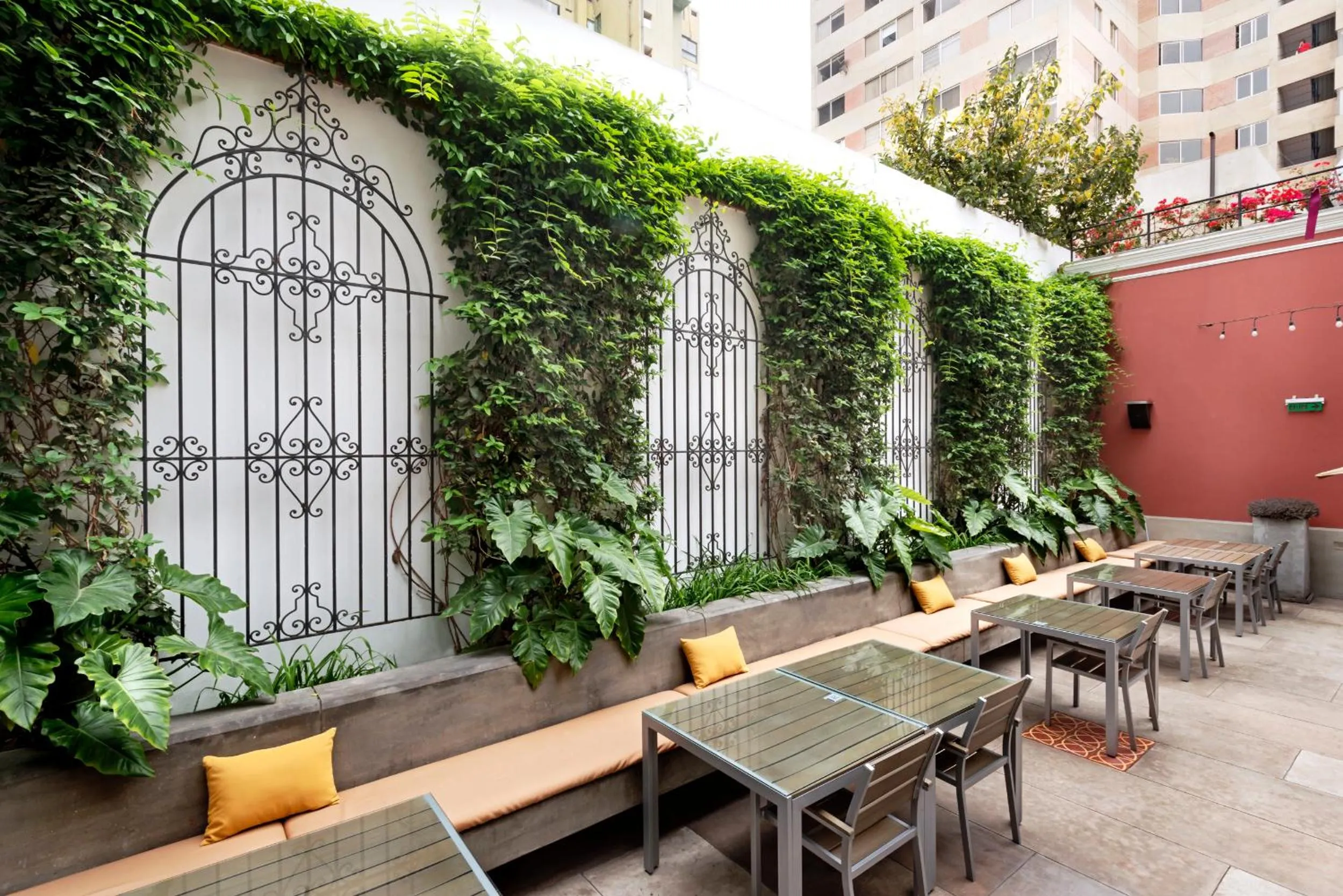 Restaurant/places to eat in Mercure Ariosto Lima