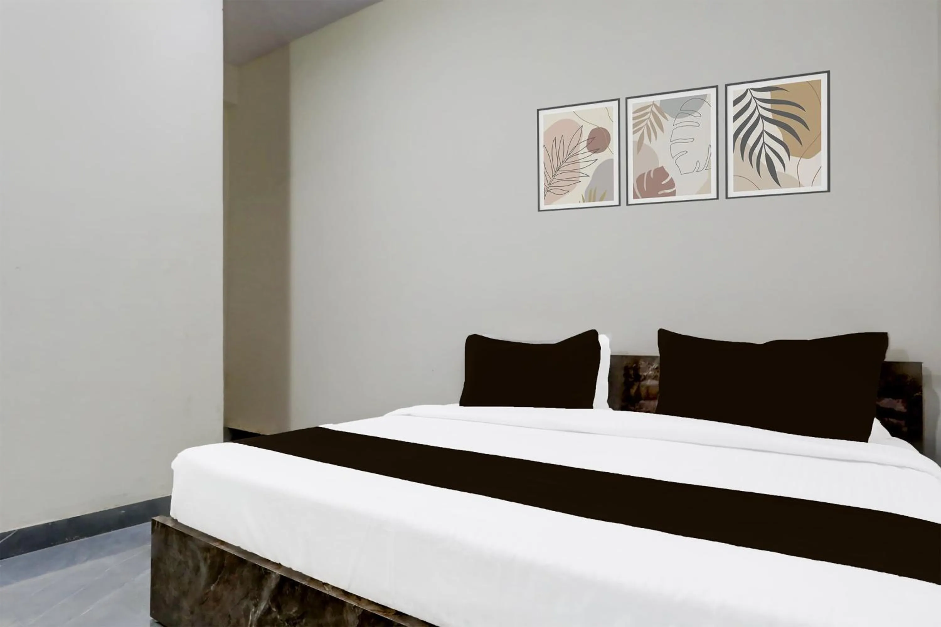Bedroom, Bed in Super Hotel O Kalka