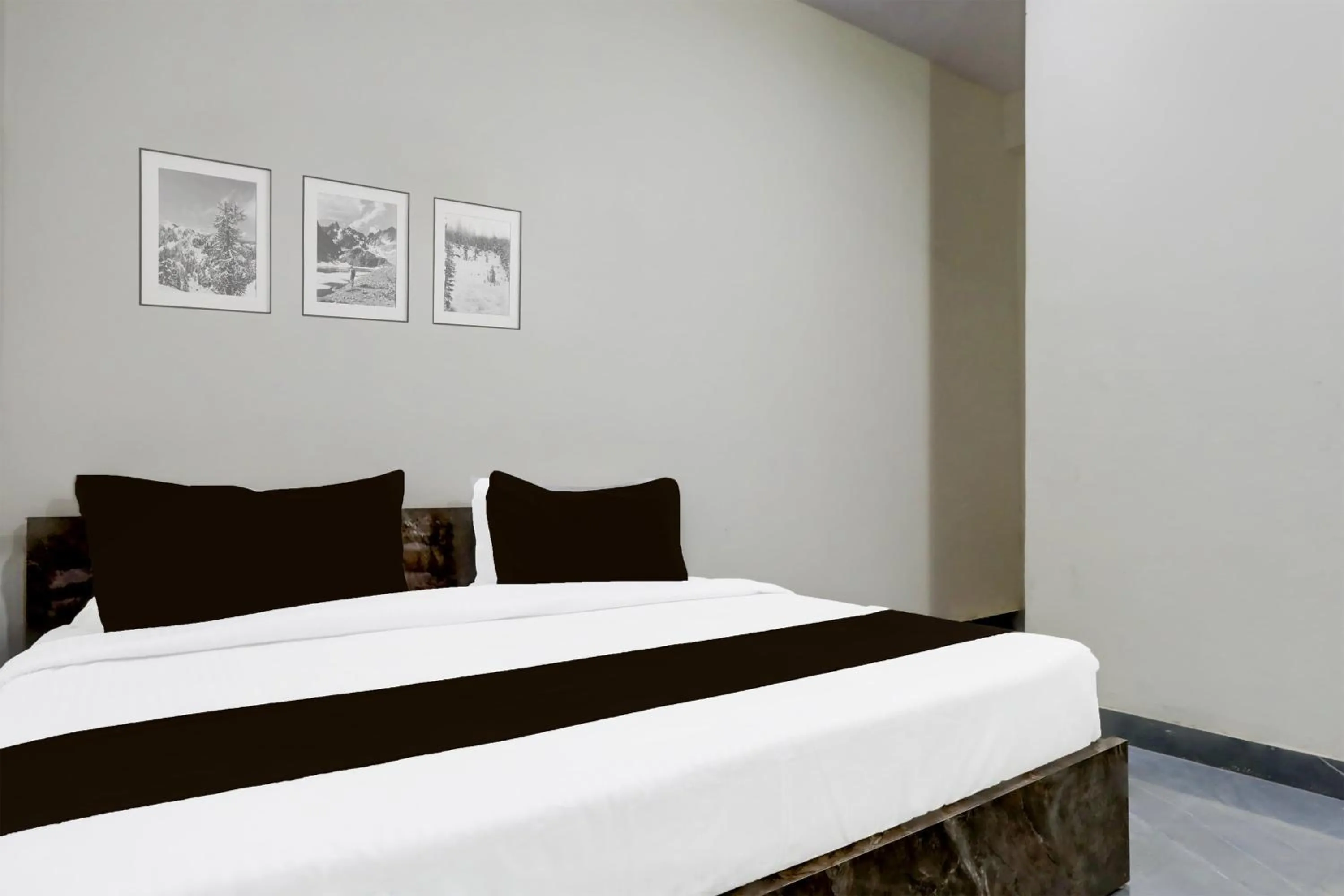 Bedroom, Bed in Super Hotel O Kalka