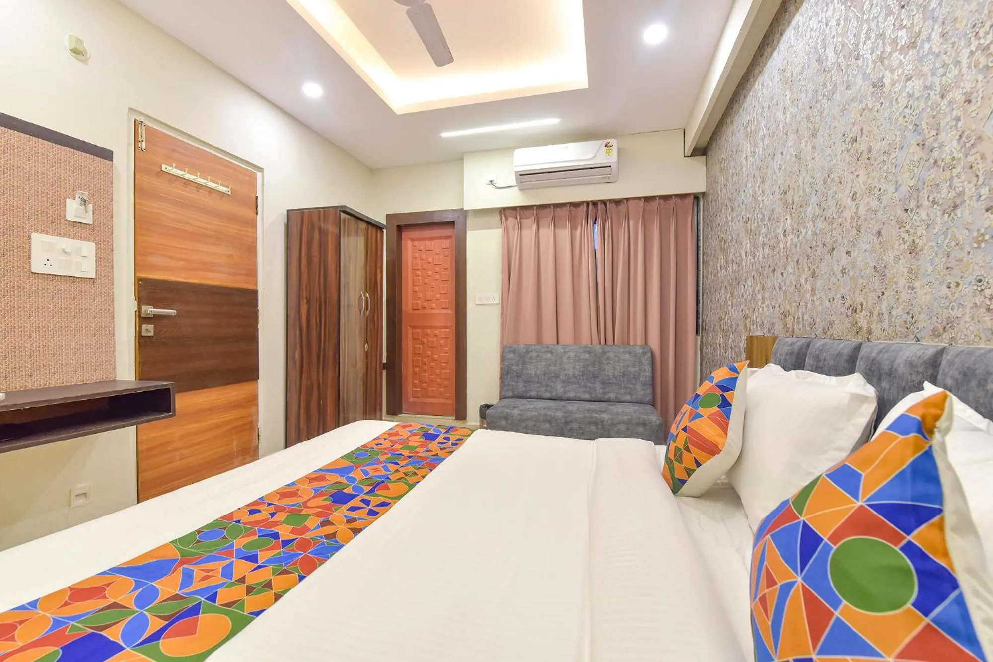Bed in Via The Max Glory