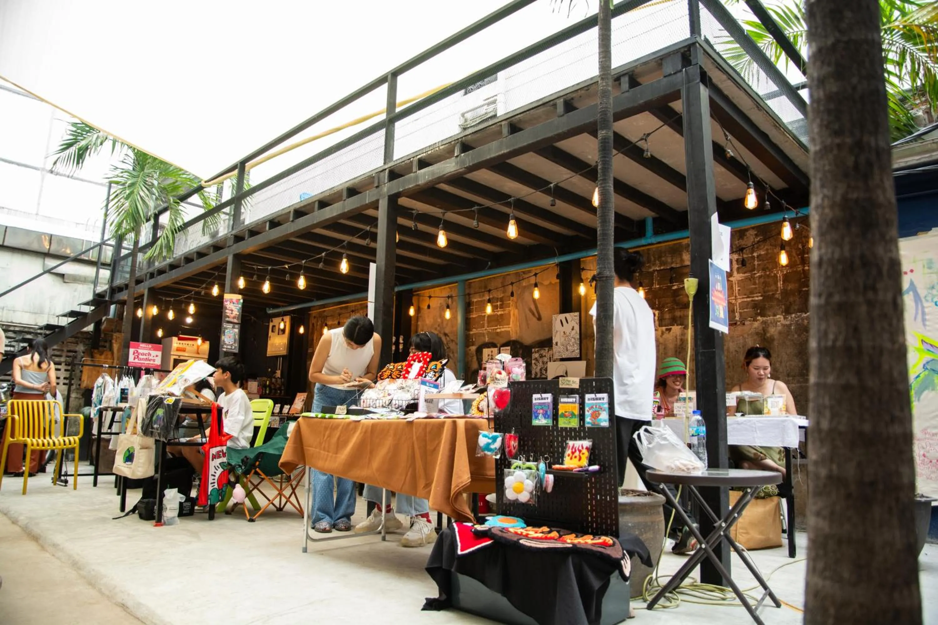Lounge or bar in AREA81 HIDEOUT Hostel Khaosan