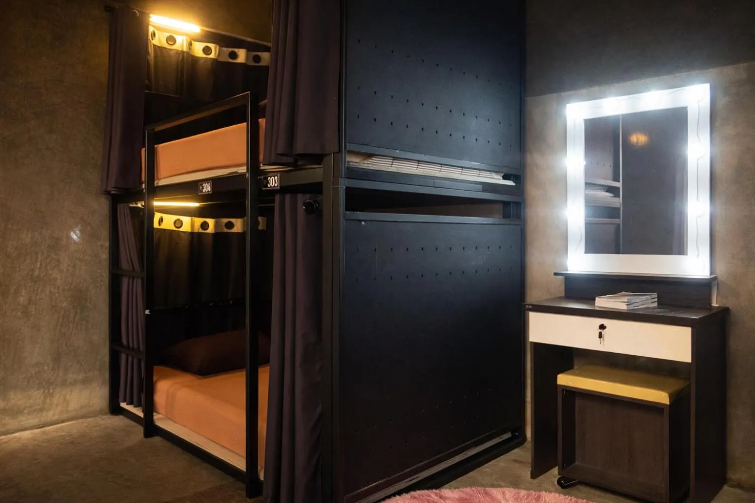 AREA81 HIDEOUT Hostel Khaosan