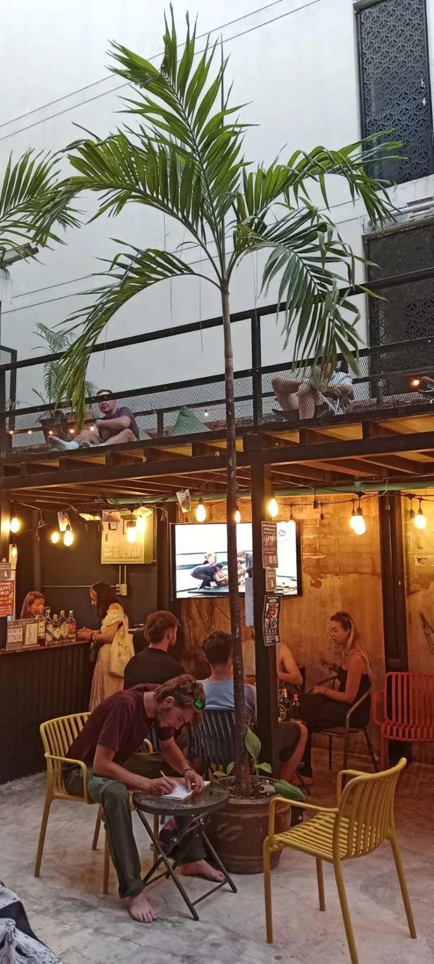 Lounge or bar in AREA81 HIDEOUT Hostel Khaosan
