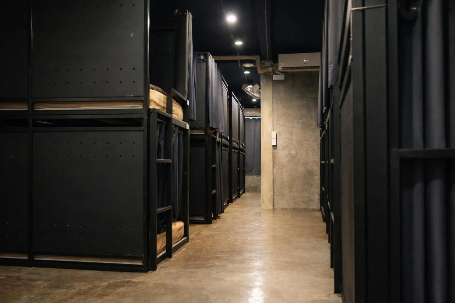 AREA81 HIDEOUT Hostel Khaosan