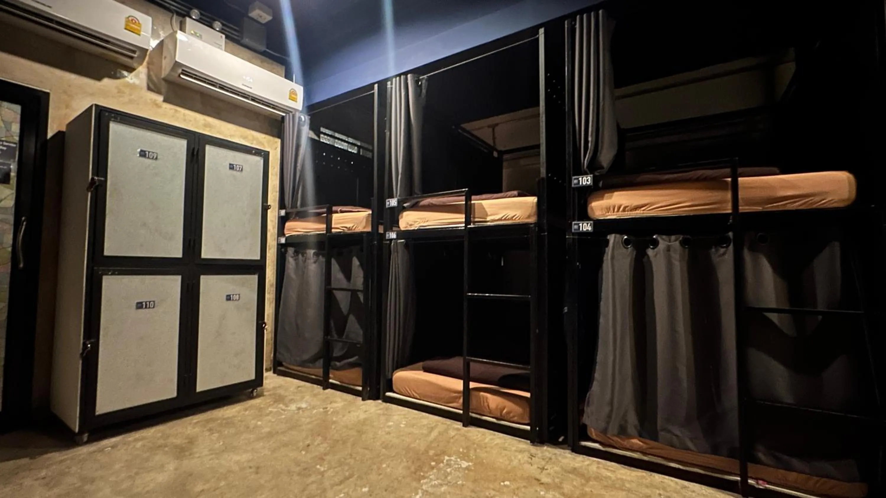 AREA81 HIDEOUT Hostel Khaosan
