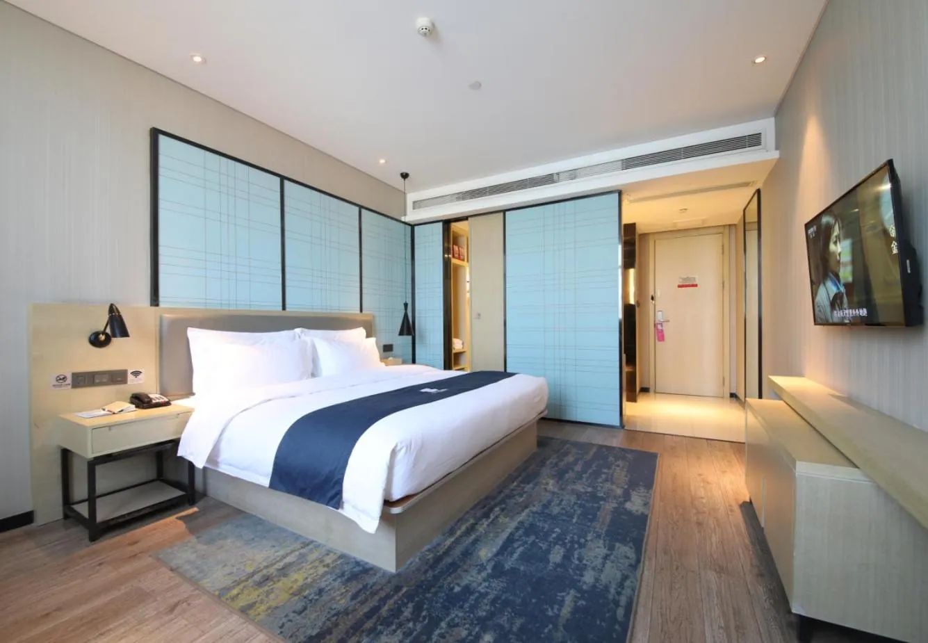 Photo of the whole room, Bed in Echarm Hotel Fengcheng Fengshui Lake
