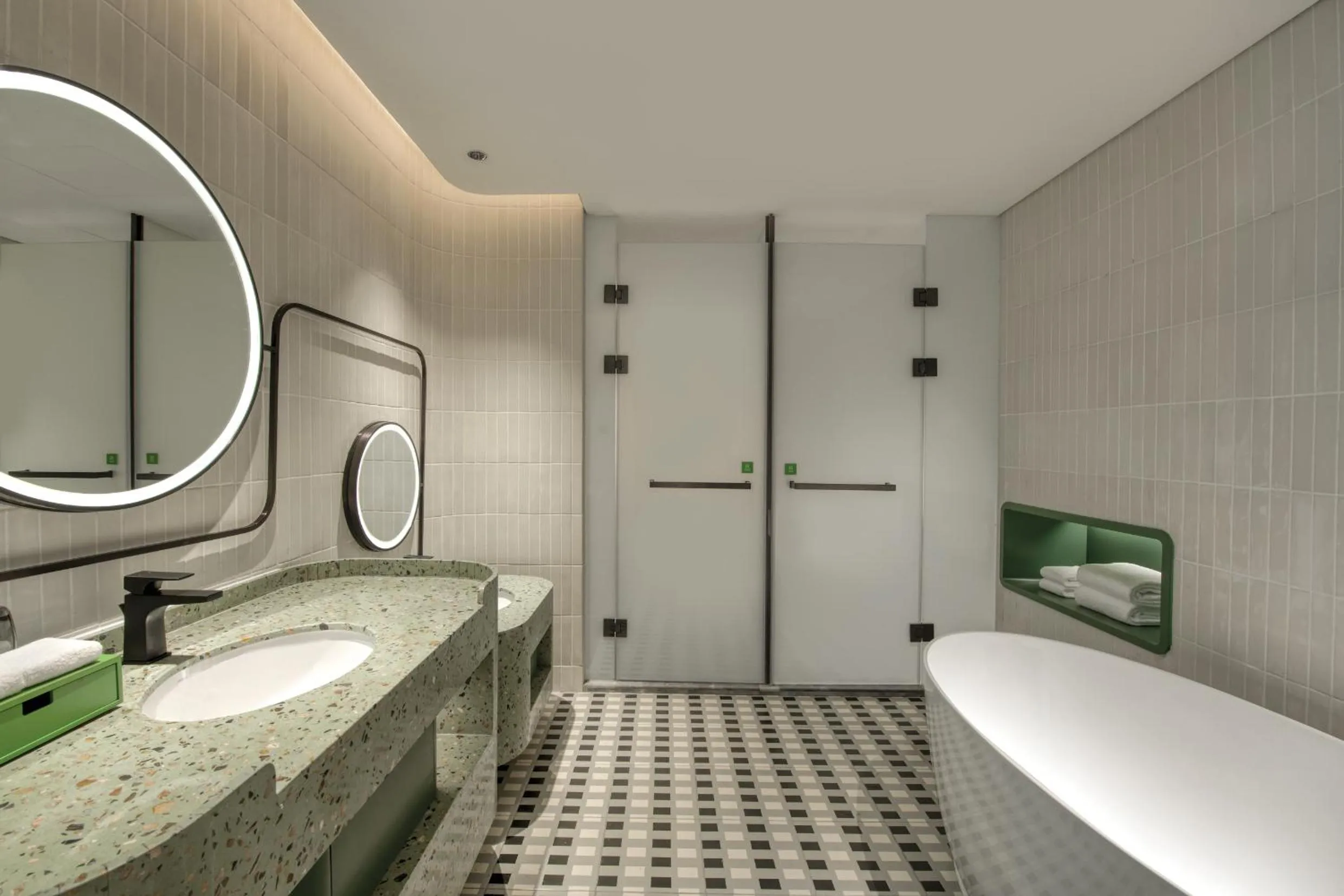 Shower, Bed in Holiday Inn Shenzhen Nanshan by IHG