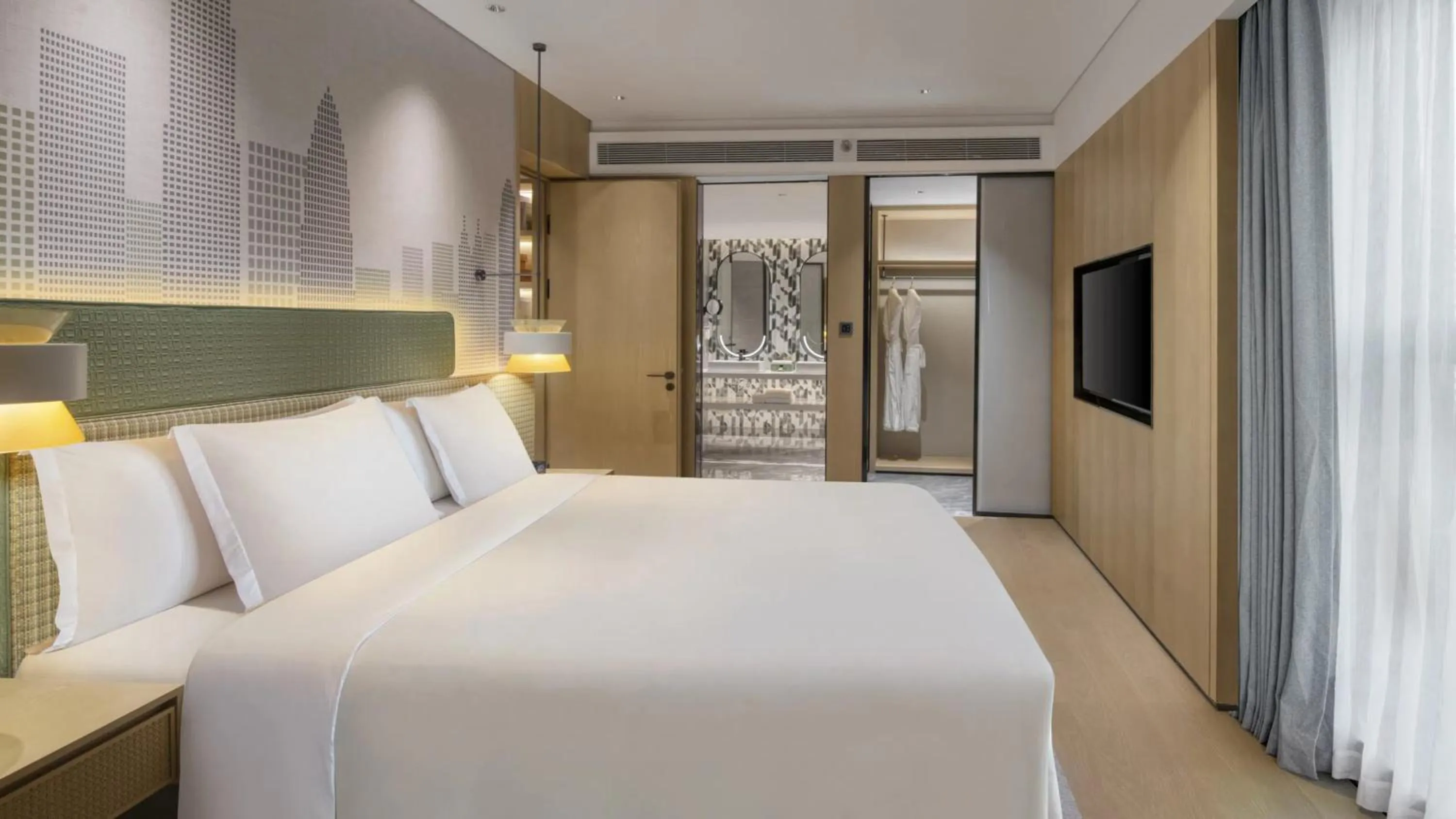 Photo of the whole room, Bed in Holiday Inn Shenzhen Nanshan by IHG