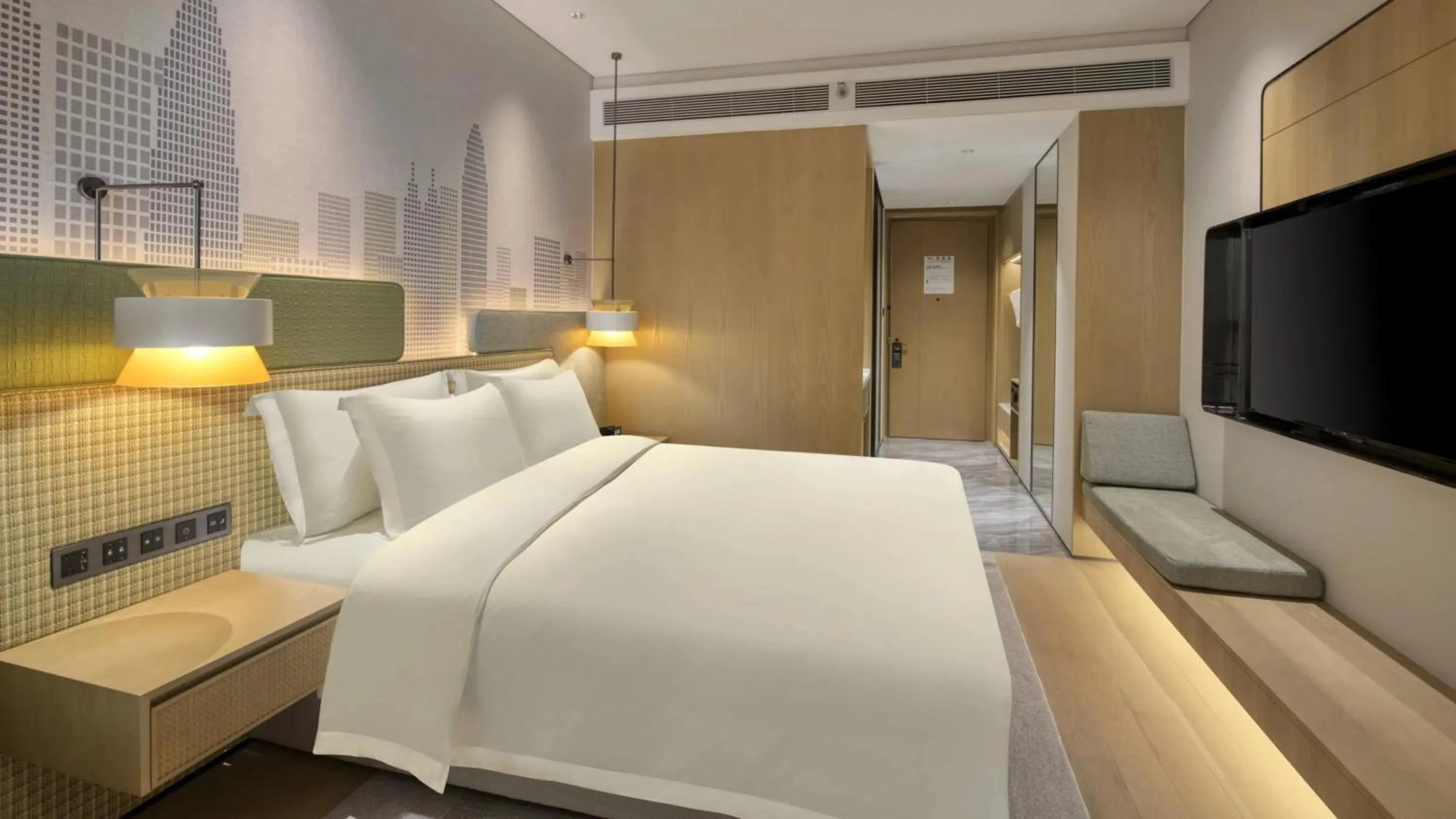 Photo of the whole room, Bed in Holiday Inn Shenzhen Nanshan by IHG