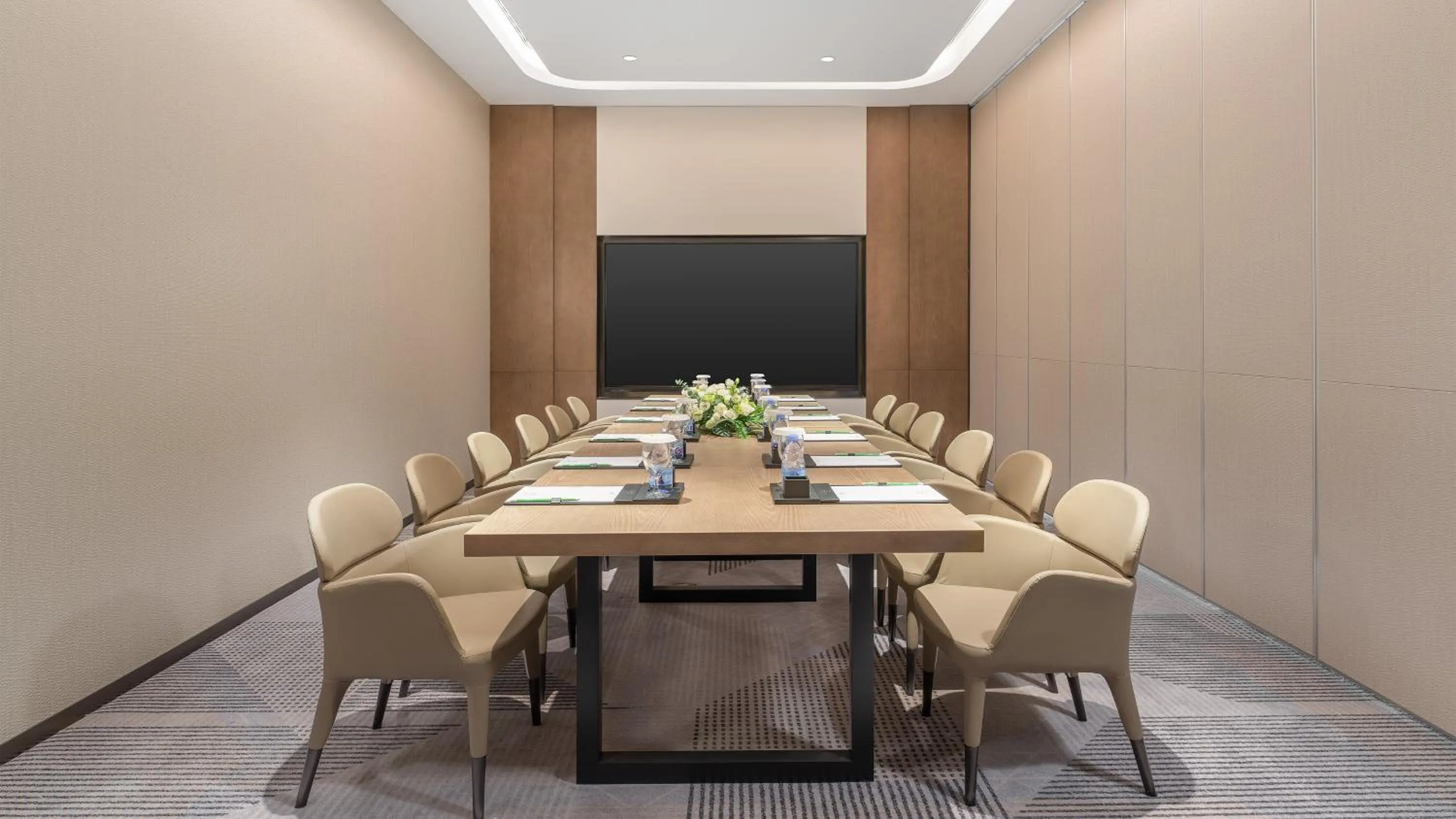 Meeting/conference room in Holiday Inn Wuhan Houguan Lake by IHG