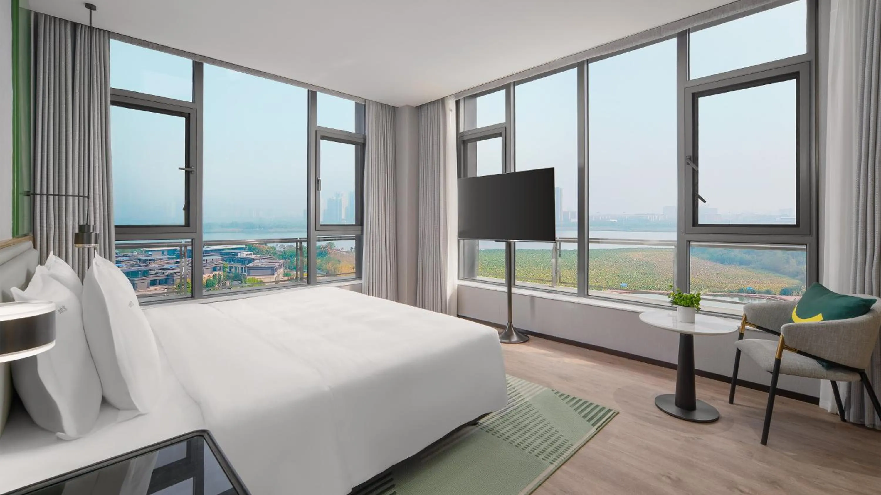 Photo of the whole room, Bed in Holiday Inn Wuhan Houguan Lake by IHG