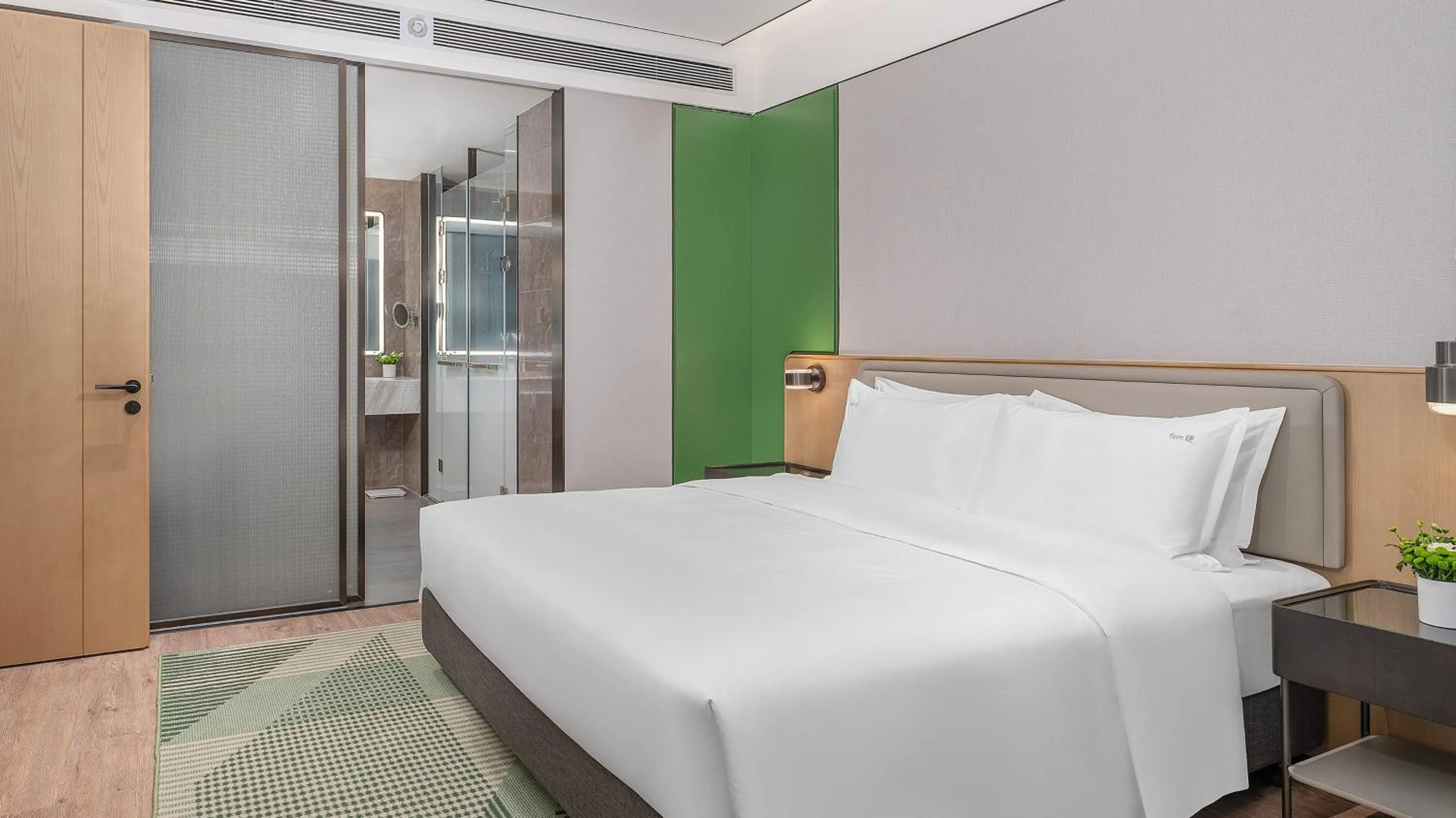 Photo of the whole room, Bed in Holiday Inn Wuhan Houguan Lake by IHG