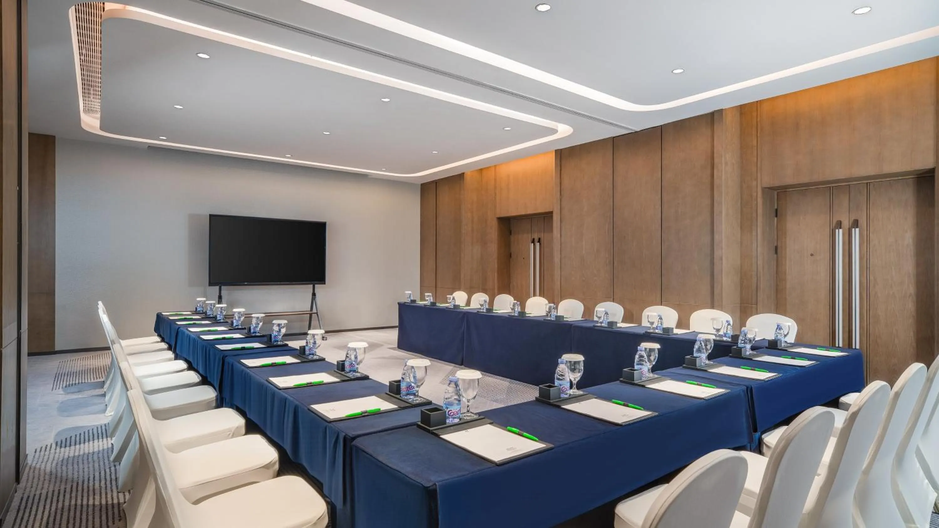 Meeting/conference room in Holiday Inn Wuhan Houguan Lake by IHG
