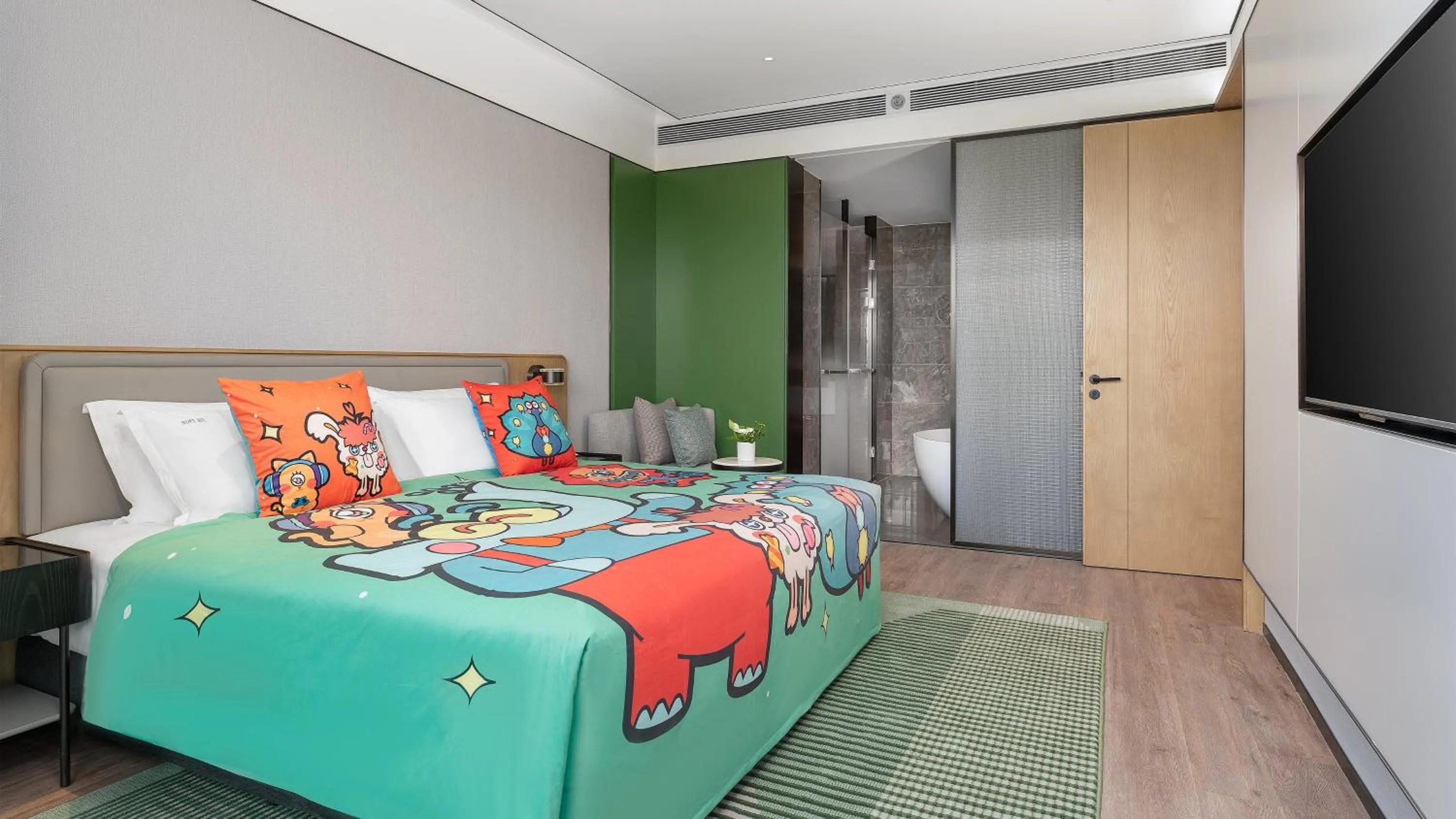 Photo of the whole room, Bed in Holiday Inn Wuhan Houguan Lake by IHG