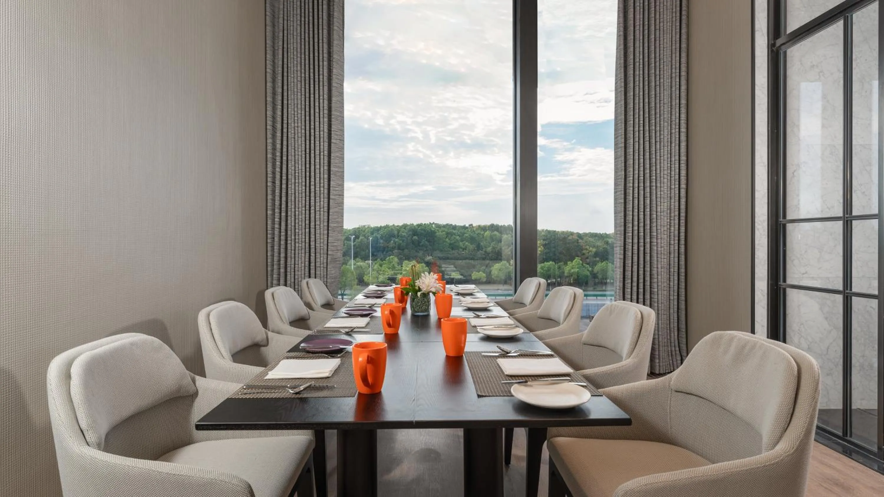 Restaurant/places to eat in Holiday Inn Wuhan Houguan Lake by IHG